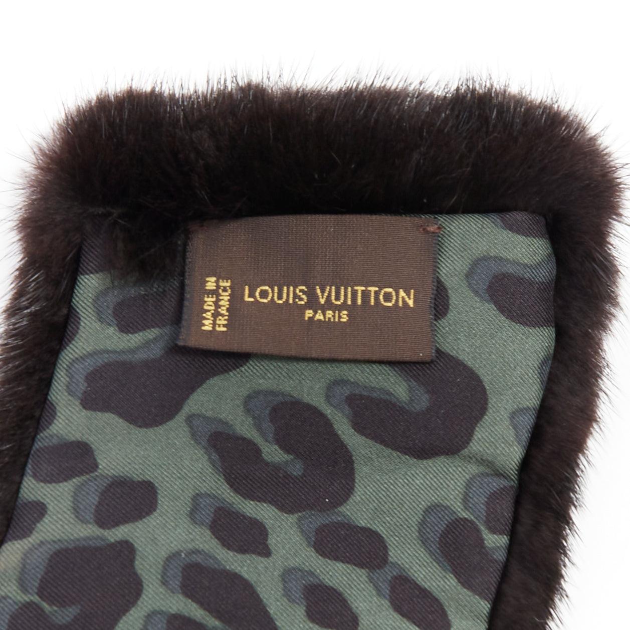 LOUIS VUITTON 2019 sciarpa con colletto in pelliccia di visone marrone con logo LV in pelle foderata di seta in vendita 3