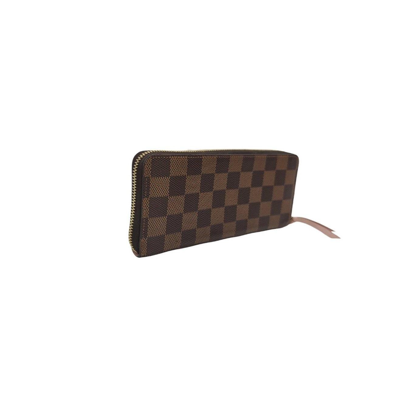 Expertly crafted in Spain in 2019, the Louis Vuitton Damier Ebene Clemence Wallet combines sophistication and functionality. The classic Damier Ebene canvas exterior and leather trimming, along with the gold-tone hardware, exude luxury. The zipper