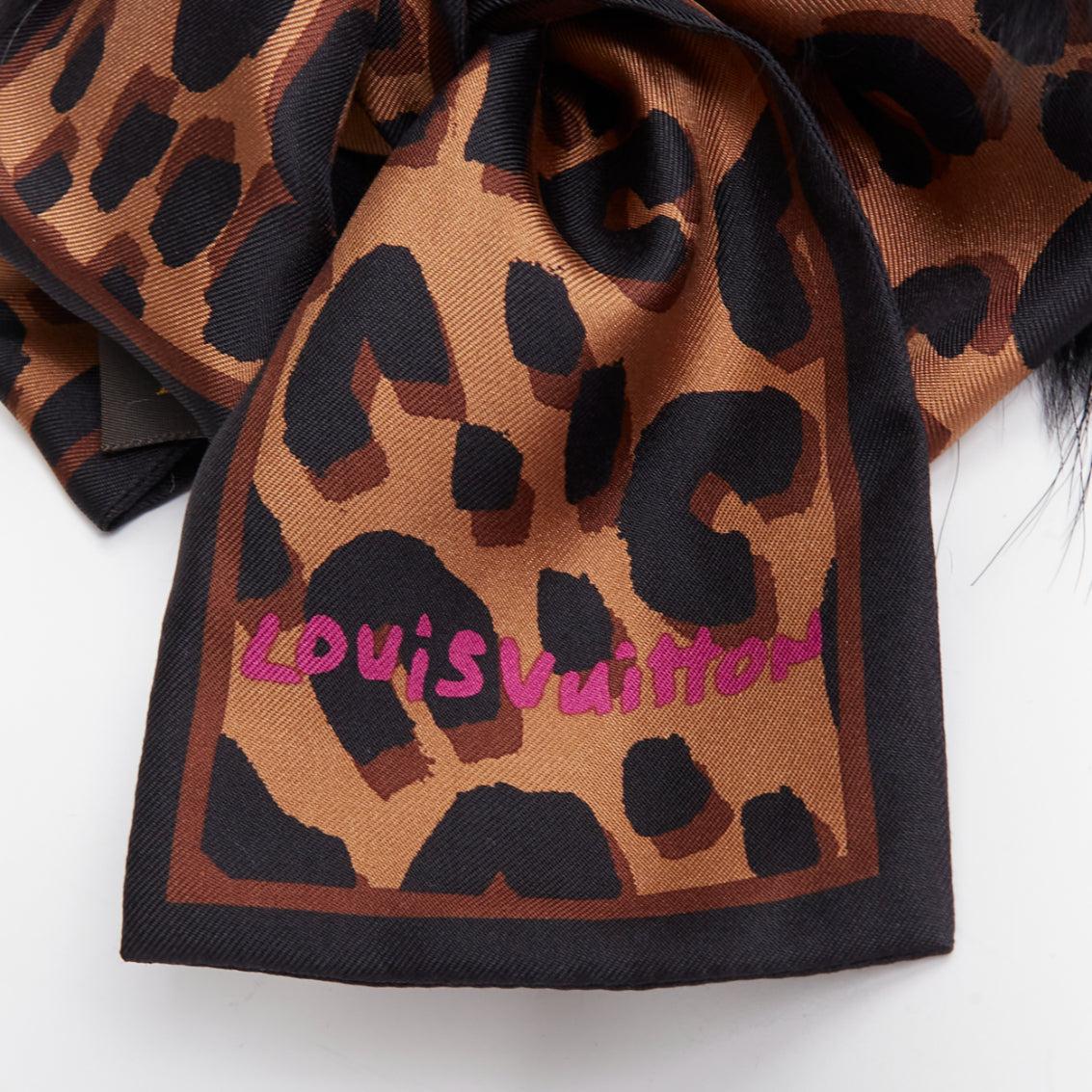 LOUIS VUITTON 2019 Stephen Sprouse negro piel marrón leopardo cuello bufanda graffiti
Referencia: TGAS/F00004
Marca: Louis Vuitton
Colección: 2019 Stephen Sprouse
Material: Piel, cuero
Color: Negro, Marrón
Patrón: Leopardo
Cierre: Self Tie
Forro:
