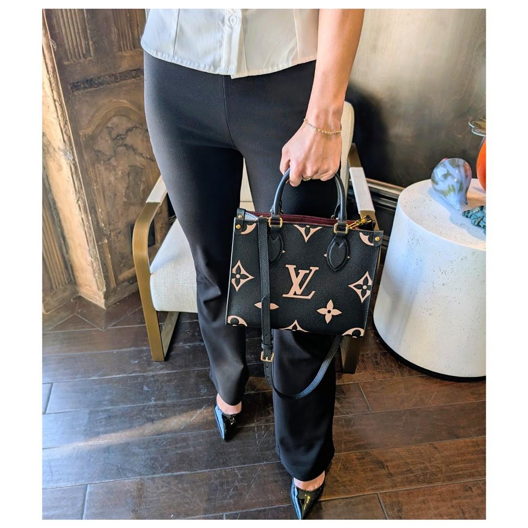 La PM Louis Vuitton Bicolor Monogram Giant Empreinte OnTheGo rappresenta un'interpretazione distintiva dell'iconica tote. Realizzato in pelle Monogram goffrata nei colori nero e beige, questo pezzo in edizione limitata presenta dettagli Empreinte