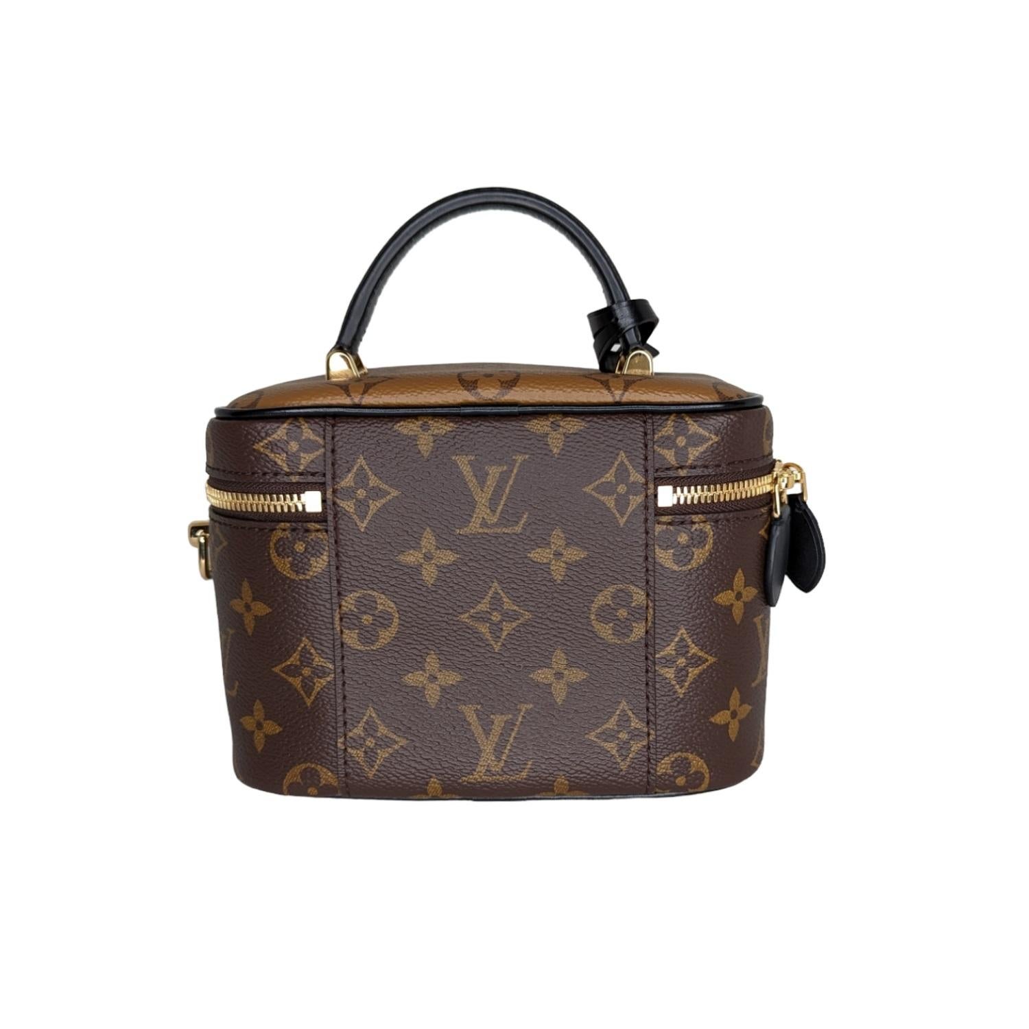 Pour le printemps-été 2020, Nicolas Ghesquière a imaginé une ode moderne à l'héritage de Louis Vuitton en matière de voyages : une mise à jour de la trousse de toilette de Nice en un sac de ville tendance en toile Monogram et Monogram Reverse.