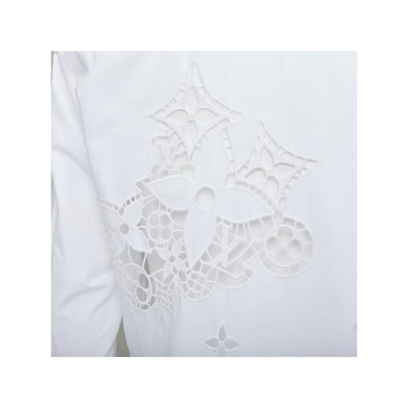 LOUIS VUITTON 2020 Camicia da passerella Broderie Anglaise Flower Slim bianca LV con ricamo a occhiello L.L.A.
Riferimento: VACN/A00105
Marchio: Louis Vuitton
Designer: Nicolas Ghesquiere
Modello: Broderie Anglaise Flower Slim
Materiale: