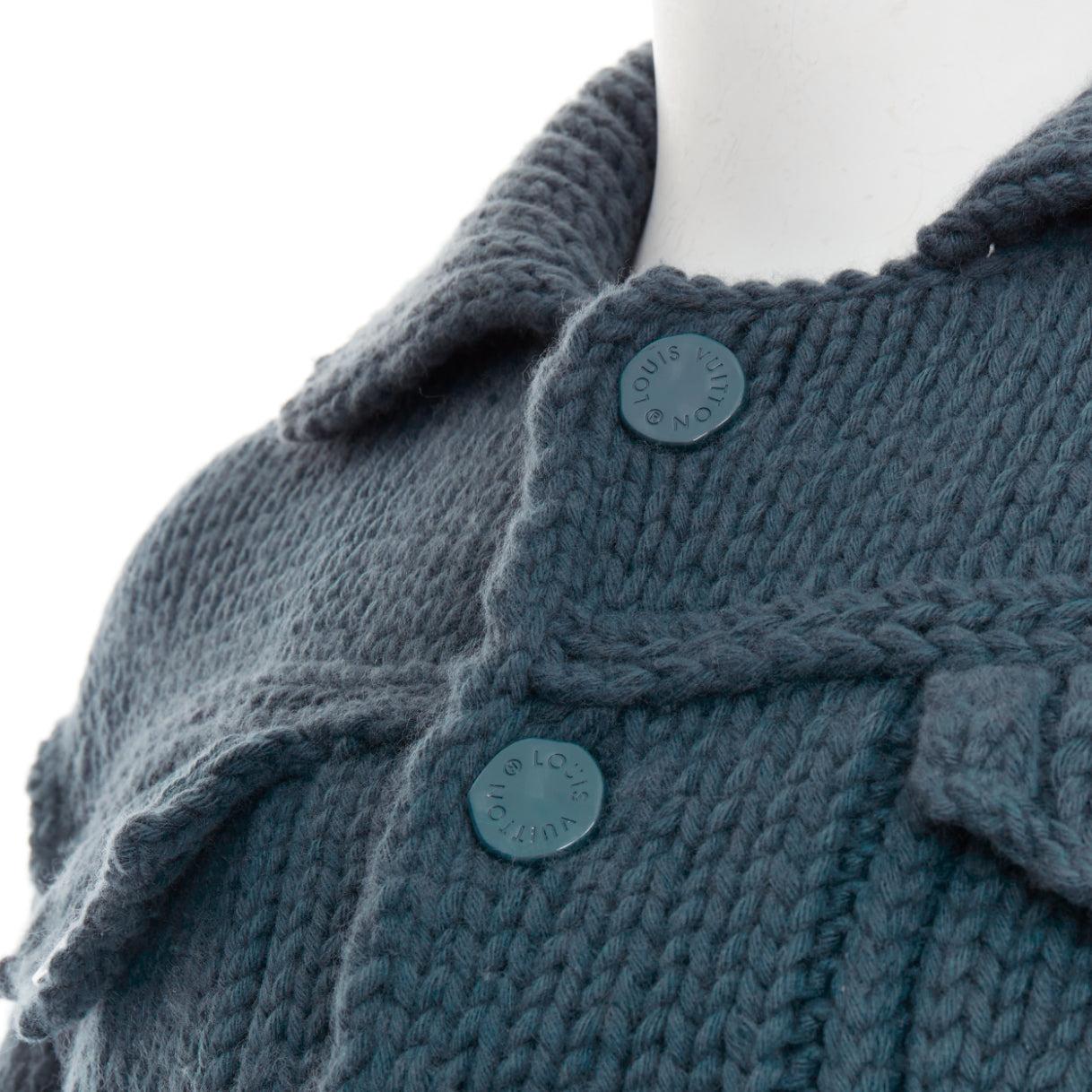 LOUIS VUITTON 2020 Giacca trucker in lana blu turchese in maglia a maglia grossa S
Riferimento: CNLE/A00430
Marchio: Louis Vuitton
Designer: Virgil Abloh
Collezione: SS 2020 - Passerella
Materiale: Lana
Colore: Blu, Verde
Modello: Tinta