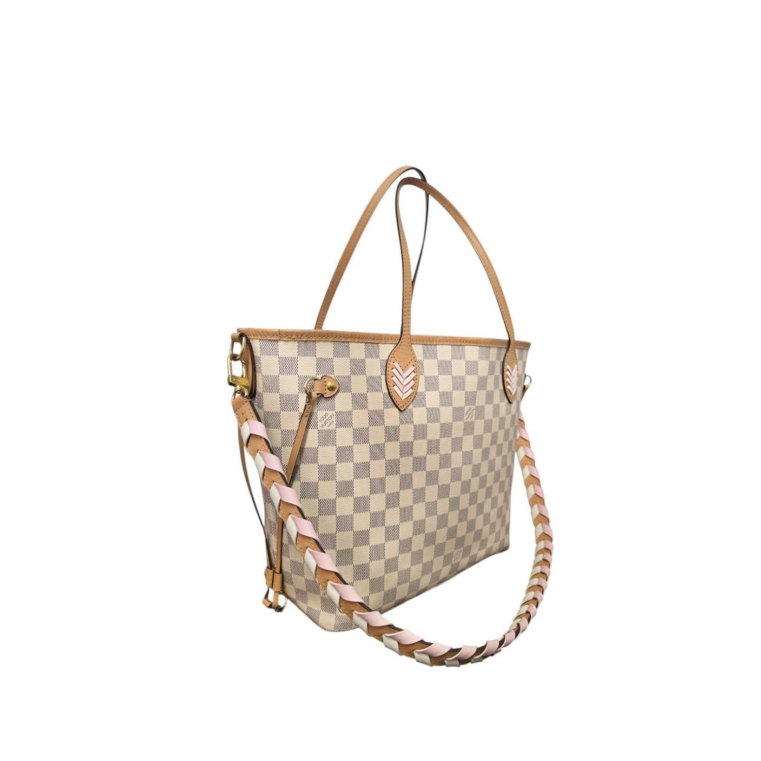 Louis Vuitton Damier Azur intrecciato Neverfull MM Rosa. Questa elegante tote è realizzata in tela Damier di Louis Vuitton nei colori blu e bianco. Questa borsa a tracolla presenta accenti in pelle intrecciata rosa e bianca su pelle vacchetta