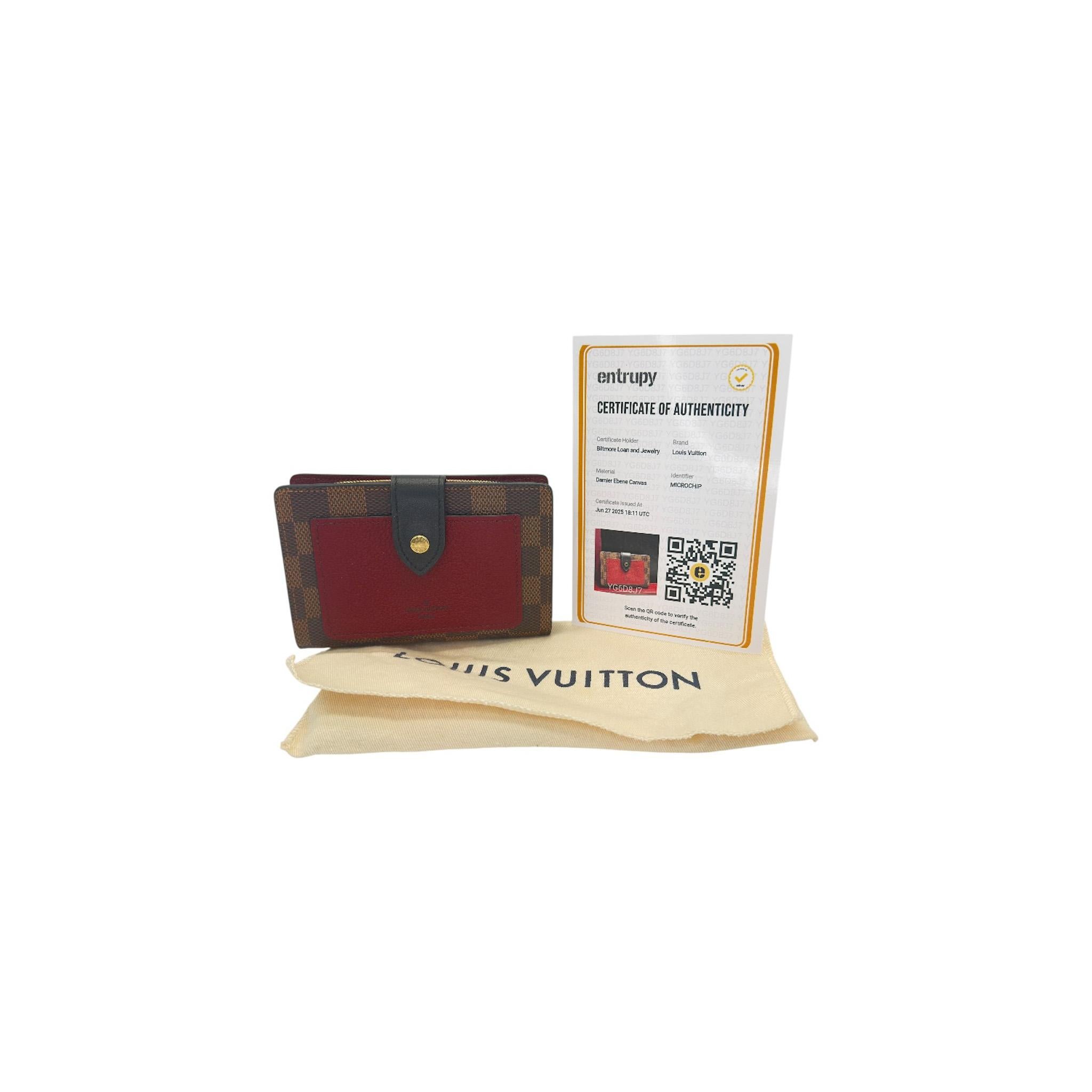 Dieses Portemonnaie ist aus dem für Louis Vuitton charakteristischen karierten Damier-Canvas in ebenenbraun gefertigt und hat ein Lederfach auf der Vorderseite. Das Portemonnaie verfügt über einen Druckknopf- und Riemenverschluss an der Vorderseite,