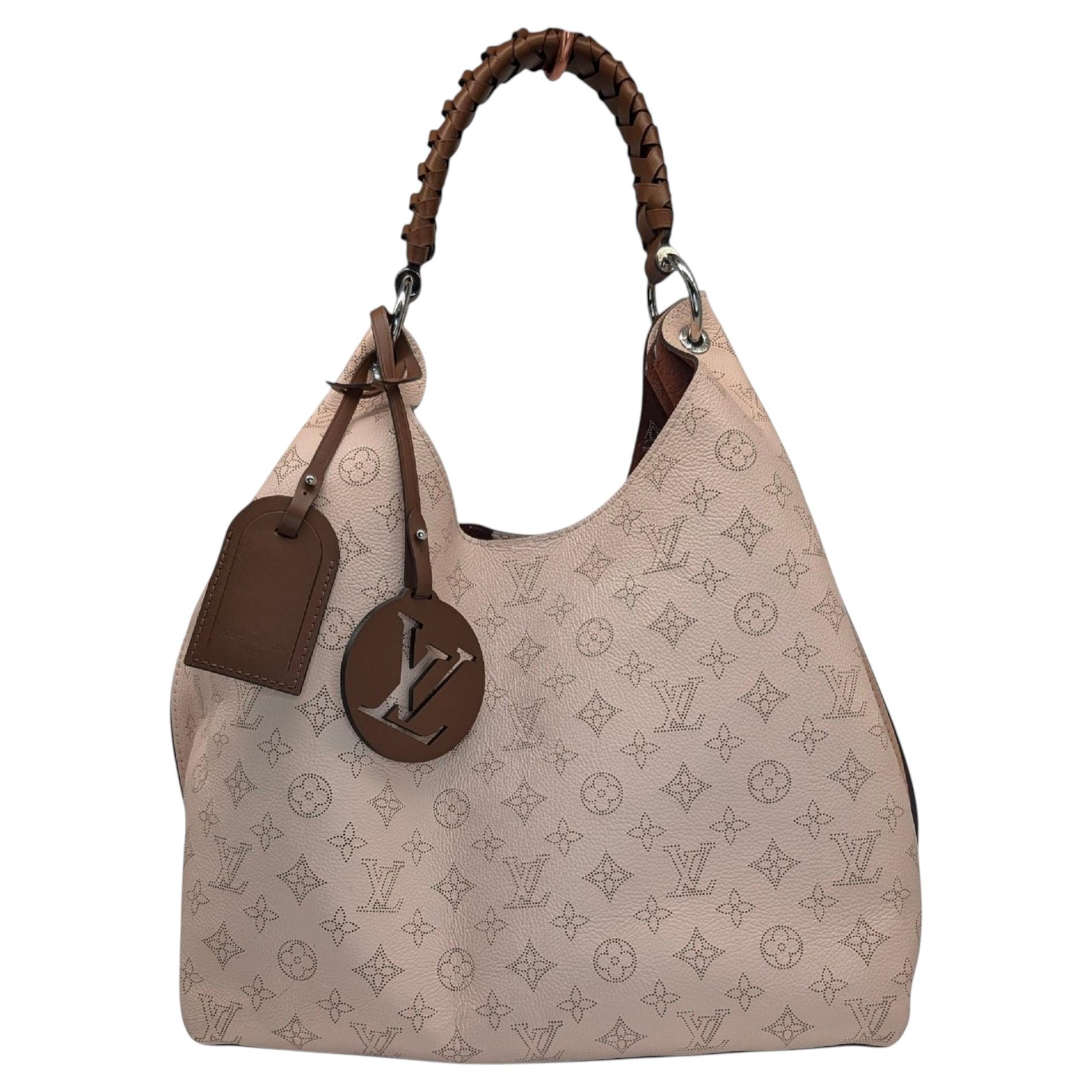 Bolso hobo «Mahina» de Louis Vuitton 2021, de piel de becerro perforada en color caramelo «Galat»