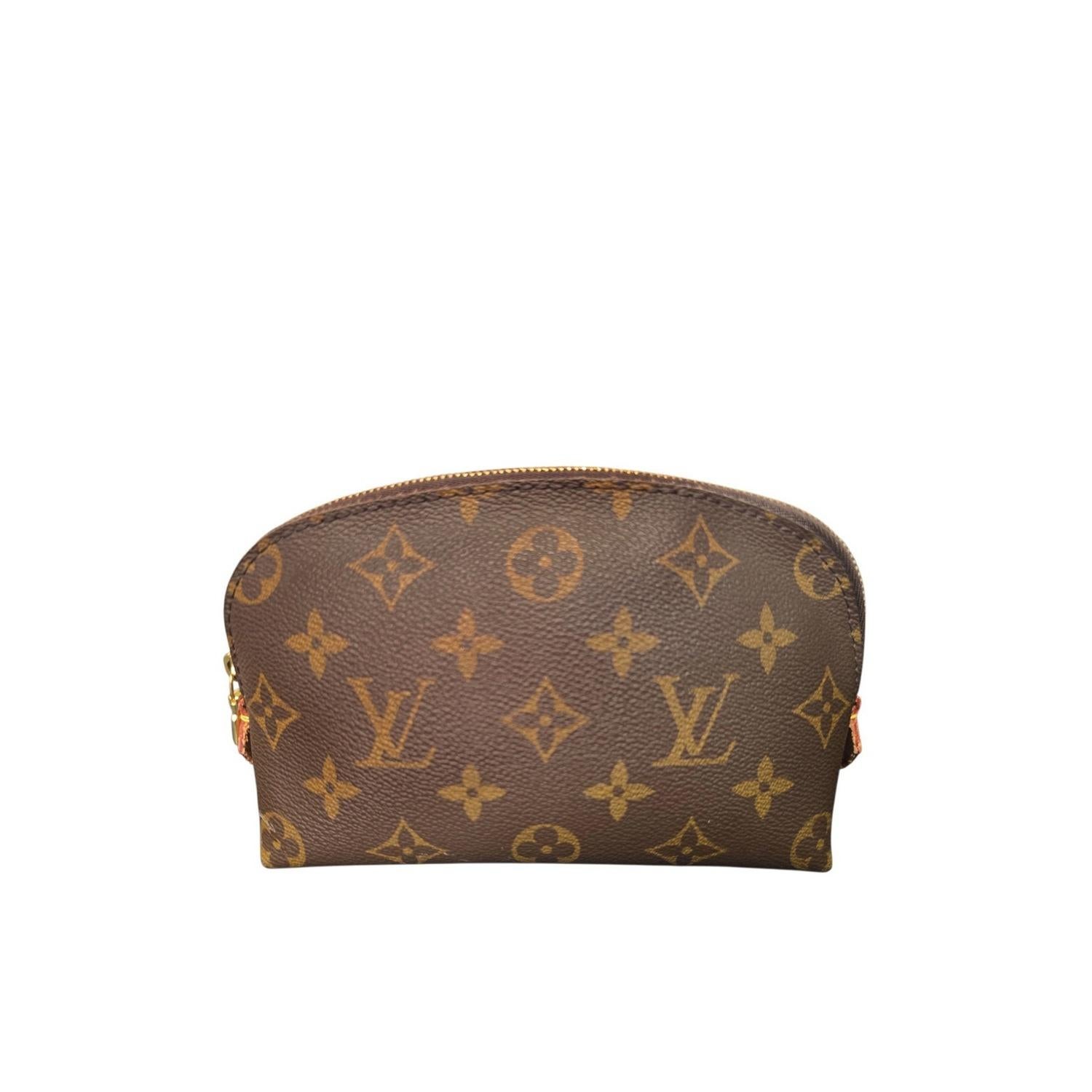 Dieses Louis Vuitton Monogram Kosmetiktäschchen ist aus klassischem Louis Vuitton Monogram beschichtetem Toile-Canvas in Braun mit Vachetta-Lederlaschen gefertigt. Die Tasche verfügt über einen polierten, goldfarbenen Reißverschluss an der