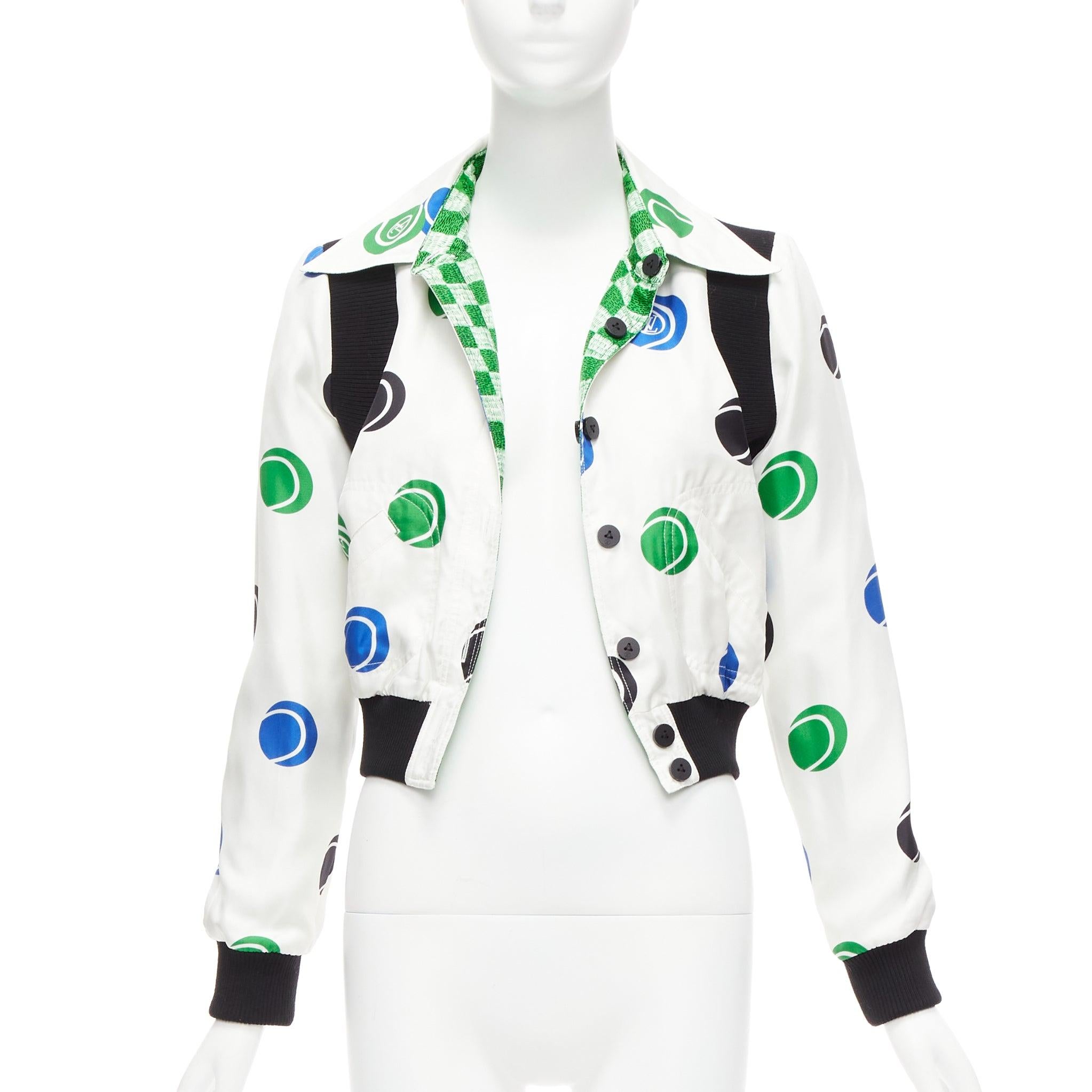 LOUIS VUITTON 2022 100% silk Reversible green Damier cropped jacket FR34 XS
Reference: AAWC/A00616
Brand: Louis Vuitton
Designer: Nicolas Ghesquiere
Collection: 2022 Fall Winter
Material: Silk
Color: Green, Blue
Pattern: Checkered
Closure: