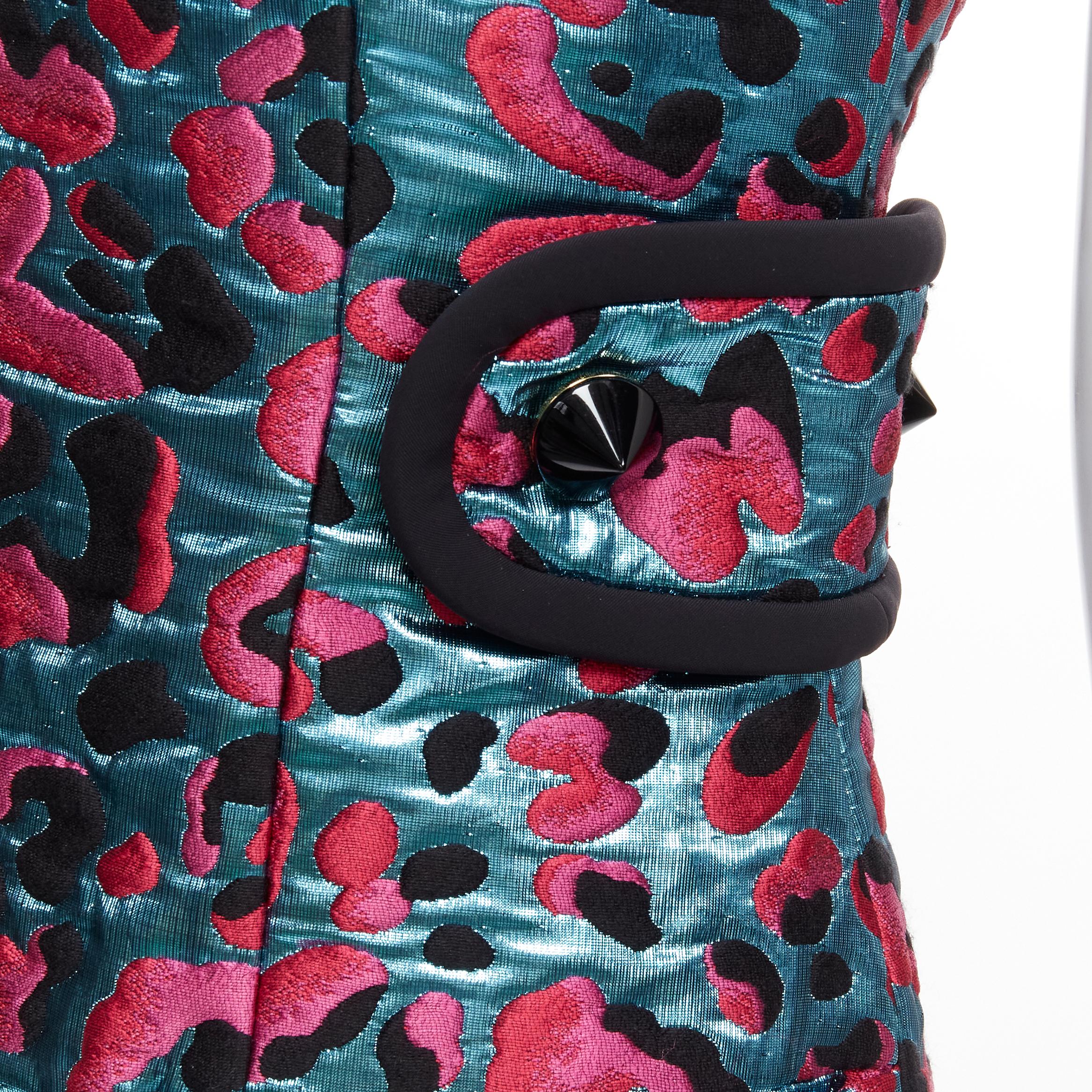 LOUIS VUITTON 2022 metallic blue pink leopard jacquard strap belt dress FR34 XS
Brand: Louis Vuitton
Designer: Nicolas Ghesquiere
Material: Polyester
Color: Blue
Pattern: Leopard
Closure: Zip
Extra Detail: Metallic blue and pink jacquard. Belt with