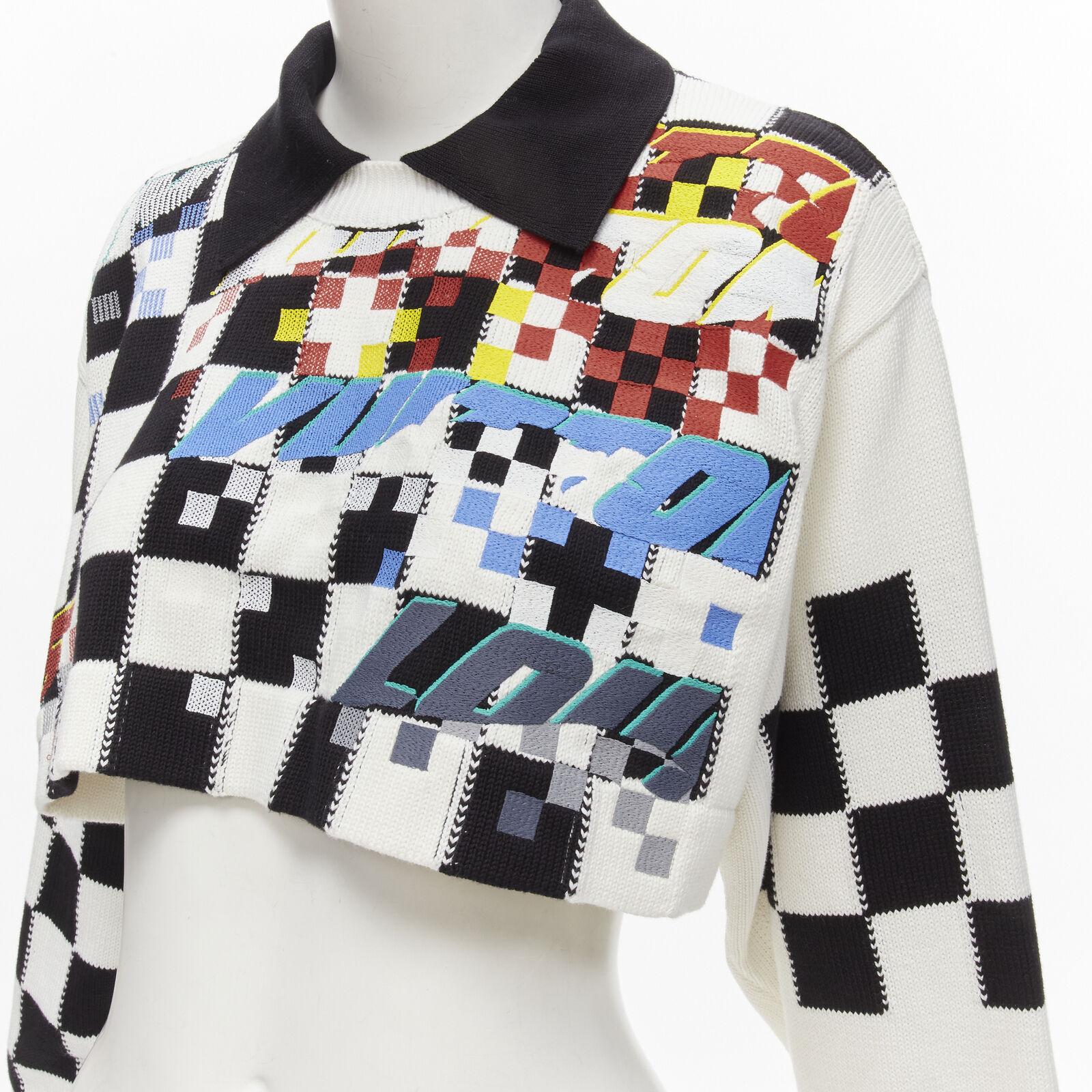 LOUIS VUITTON 2022 Racecar white Damier logo embroidery cropped pullover S
Reference: AAWC/A00241
Brand: Louis Vuitton
Designer: Nicolas Ghesquiere
Collection: 2022 Racecar - Runway
Material: Cotton
Color: White, Multicolour
Pattern: Checkered
Extra
