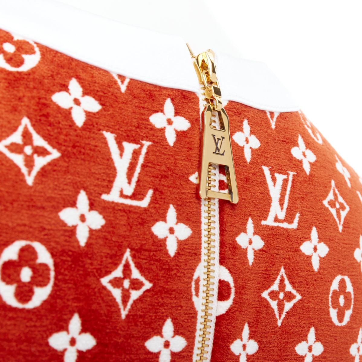LOUIS VUITTON 2022 rot weiß LV Monogram gold Rücken Reißverschluss Schößchen Top FR34 XS
Referenz: AAWC/A01294
Marke: Louis Vuitton
Designer: Nicolas Ghesquiere
Collection'S: AW2022
MATERIAL: Stoff
Farbe: Rot, Weiß
Muster: Monogram
Verschluss: