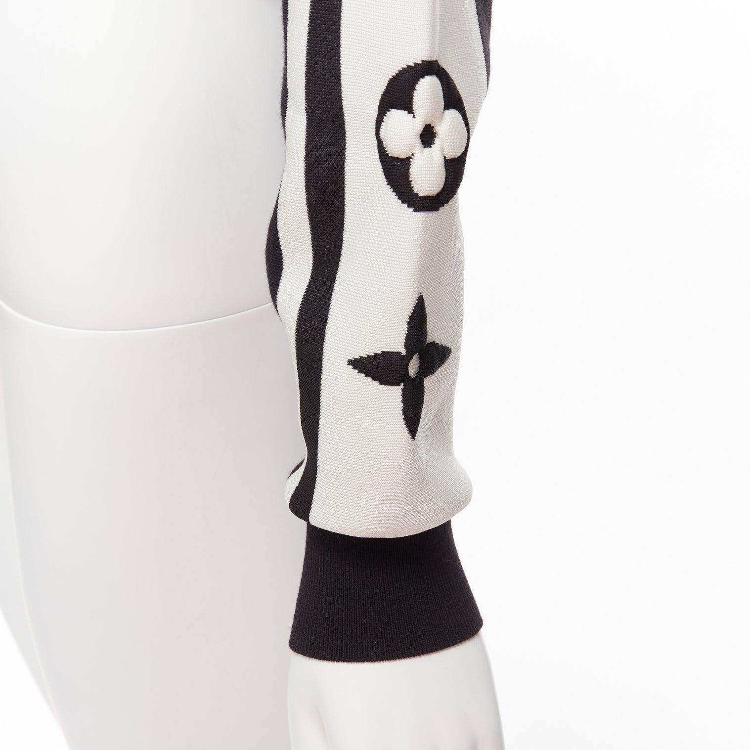 LOUIS VUITTON 2022 Runway black white floral motif cropped sweater XXS
Reference: AAWC/A00640
Brand: Louis Vuitton
Designer: Nicolas Ghesquiere
Collection: 2022 - Runway
Material: Polyamide, Silk, Blend
Color: Black, Cream
Pattern: Colorblock
Extra