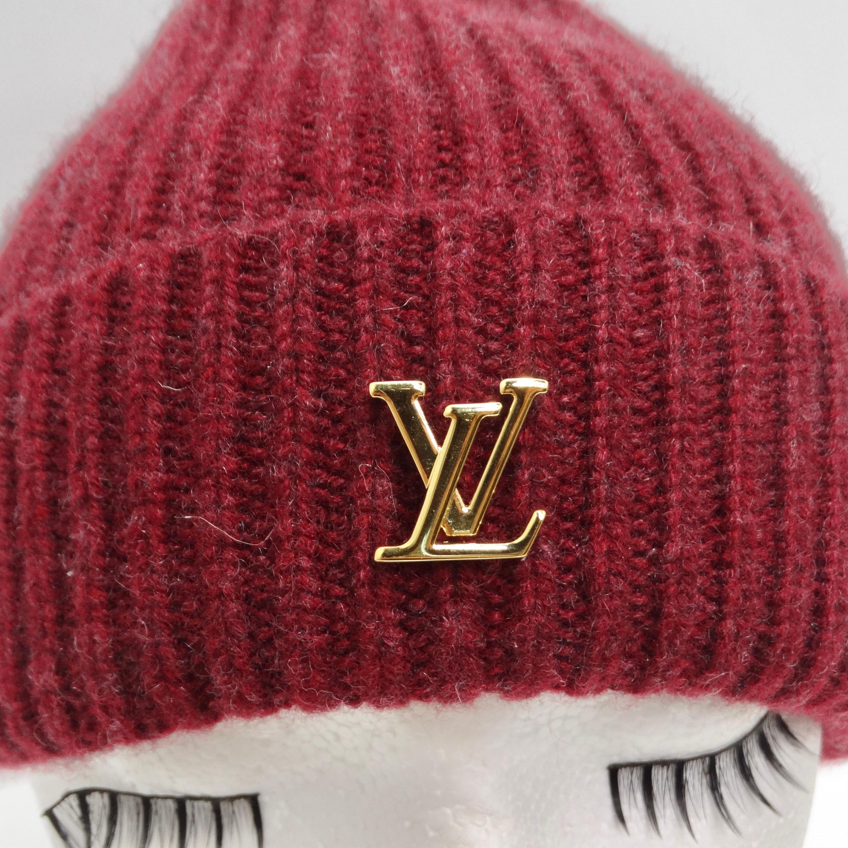 Erhöhen Sie Ihren Winterstil mit der Louis Vuitton 2023 LV Spark Beanie, einer perfekten Mischung aus klassischem Charme und zeitgenössischem Luxus. Diese Mütze ist in einem satten, kräftigen Burgunderrot gehalten und verleiht Ihrer Wintergarderobe