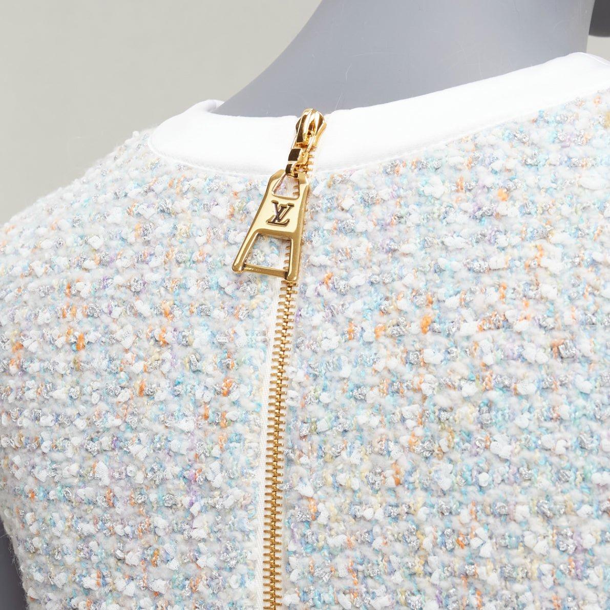 LOUIS VUITTON 2023 Runway pastel white boucle tweed crew crop top FR34 XS
Reference: AAWC/A00608
Brand: Louis Vuitton
Designer: Nicolas Ghesquiere
Collection: SS 2023 - Runway
Material: Polyamide, Blend
Color: White, Multicolour
Pattern: