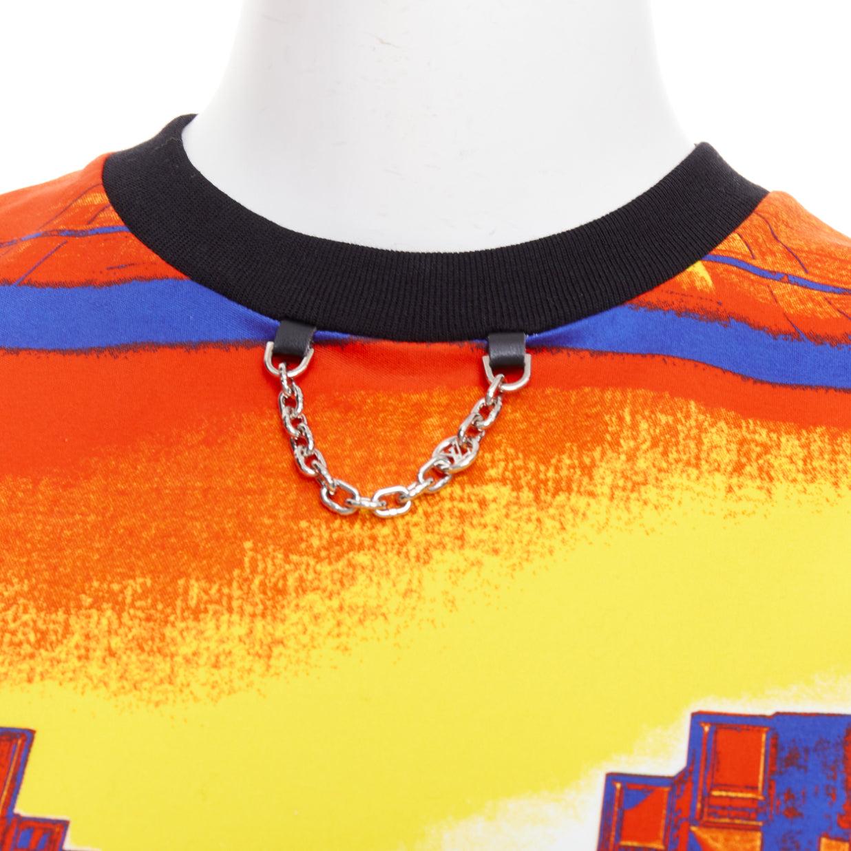 LOUIS VUITTON 2023 Salk Institute orange city print LV chain tshirt XS
Reference: AAWC/A01411
Brand: Louis Vuitton
Designer: Nicolas Ghesquiere
Collection: Cruise 2023
Material: Cotton
Color: Orange, Blue
Pattern: Photographic Print
Closure:
