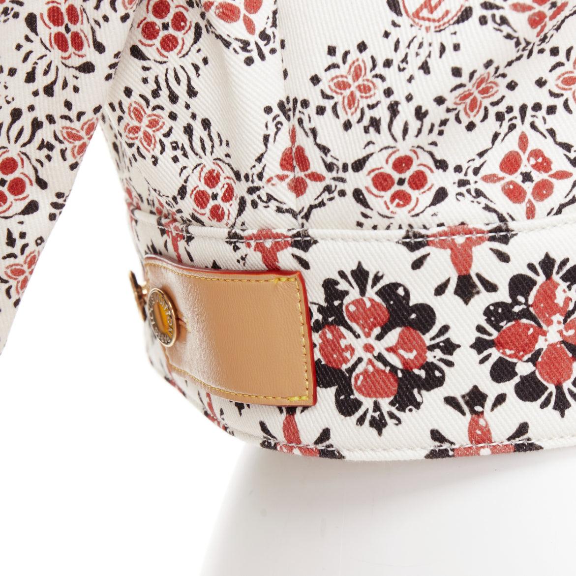 LOUIS VUITTON 2023 Vintage Monogram cream red floral denim crop jacket FR34 XS
Reference: AAWC/A01382
Brand: Louis Vuitton
Designer: Nicolas Ghesquiere
Collection: AW 2023
Material: Cotton
Color: Cream, Red
Pattern: Floral
Closure: Button
Extra