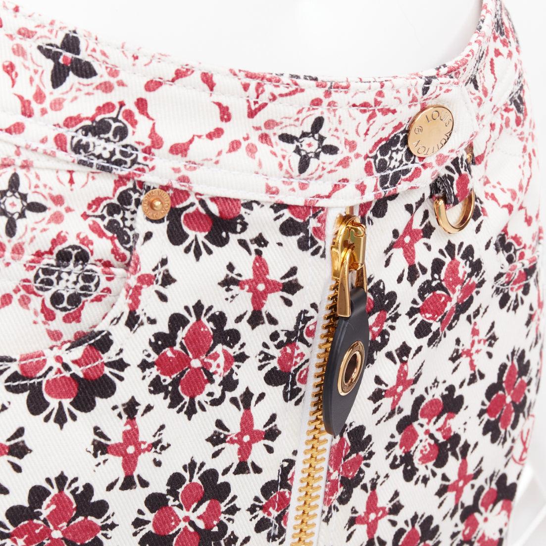 LOUIS VUITTON 2023 Vintage Monogram rouge crème imprimé floral denim jupe zippée FR34 XS
Référence : AAWC/A01398
Marque : Louis Vuitton
Designer : Nicolas Ghesquiere
Modèle : 1ABRD7
Collectional : AW2023
Matière : Coton, cuir
Couleur : rouge,