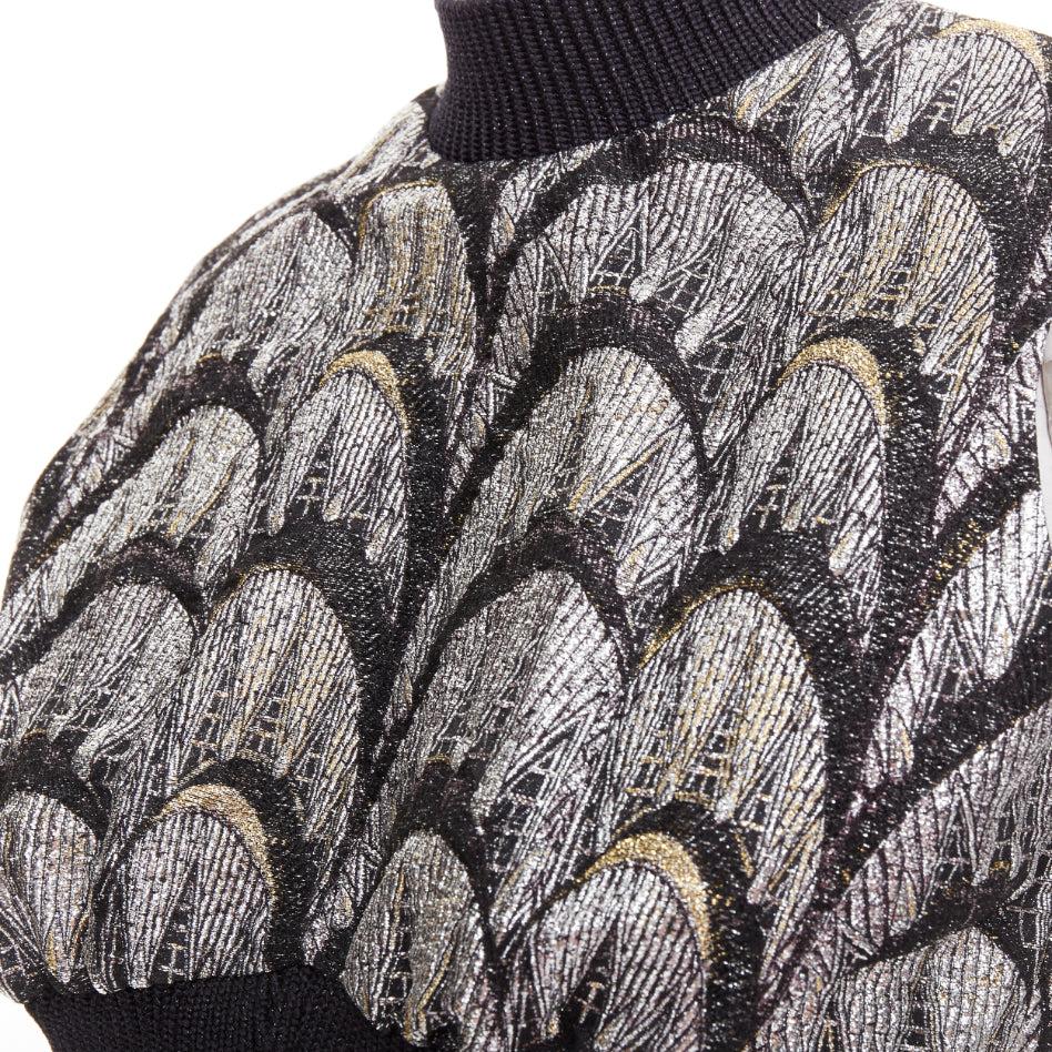 LOUIS VUITTON 2024 Jacquard Crop silber schwarz metallic Bogen besticktes Crop-Top FR38M
Referenz: VACN/A00103
Marke: Louis Vuitton
Designer: Nicolas Ghesquiere
Collection'S: AW2024 - Laufsteg
MATERIAL: Acetat, Gemisch
Farbe: Schwarz, Silber
Muster: