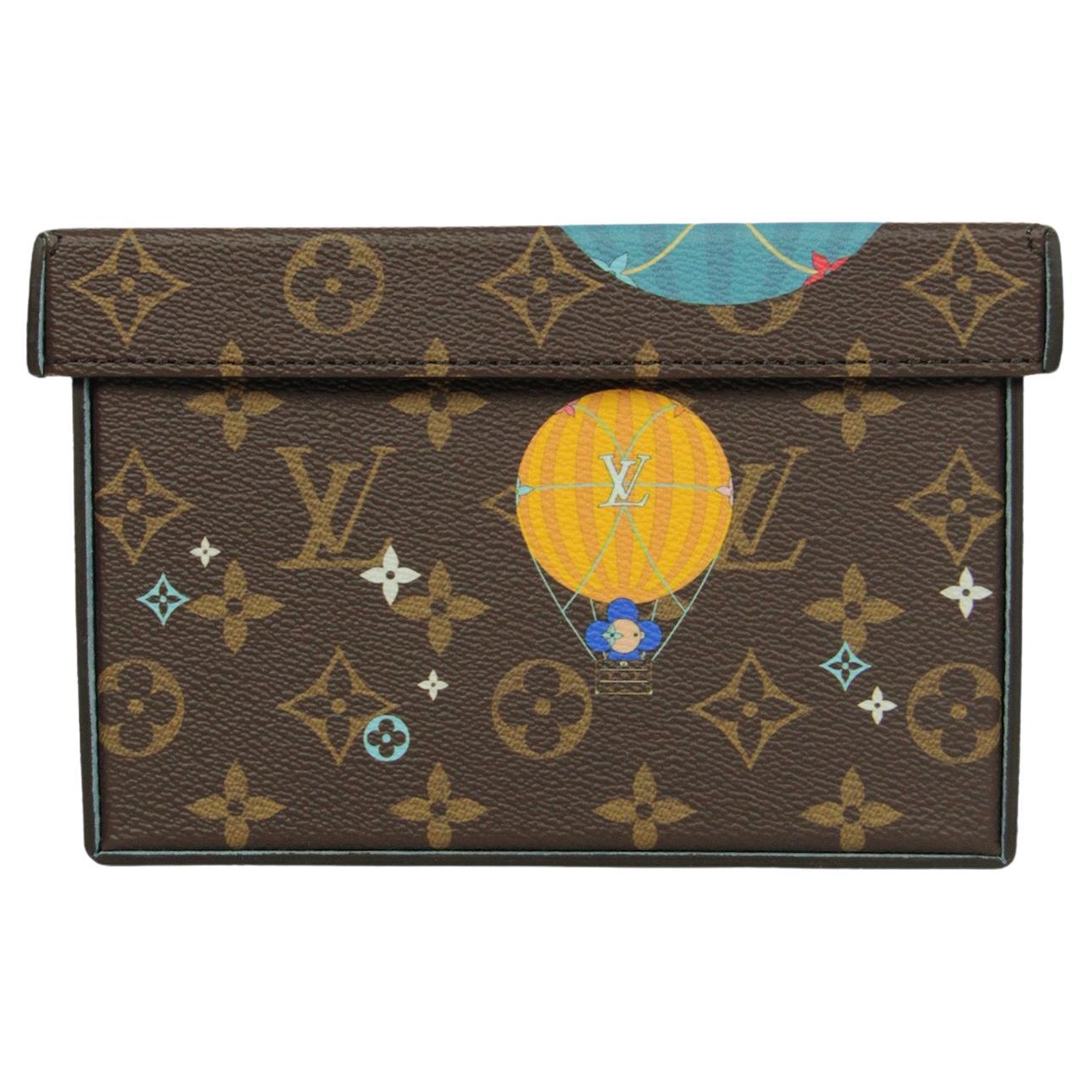 Louis Vuitton Vivienne Ballon Karton Display Box

Hergestellt in: Frankreich
Produktionsjahr: 2023
Farbe: Braun, multicolor 
Hardware: Goldtone
MATERIALIEN: Beschichtetes Kalbsleder
Innenfutter: Mikrofaser-Futter
Verschluss/Öffnung: Kasten