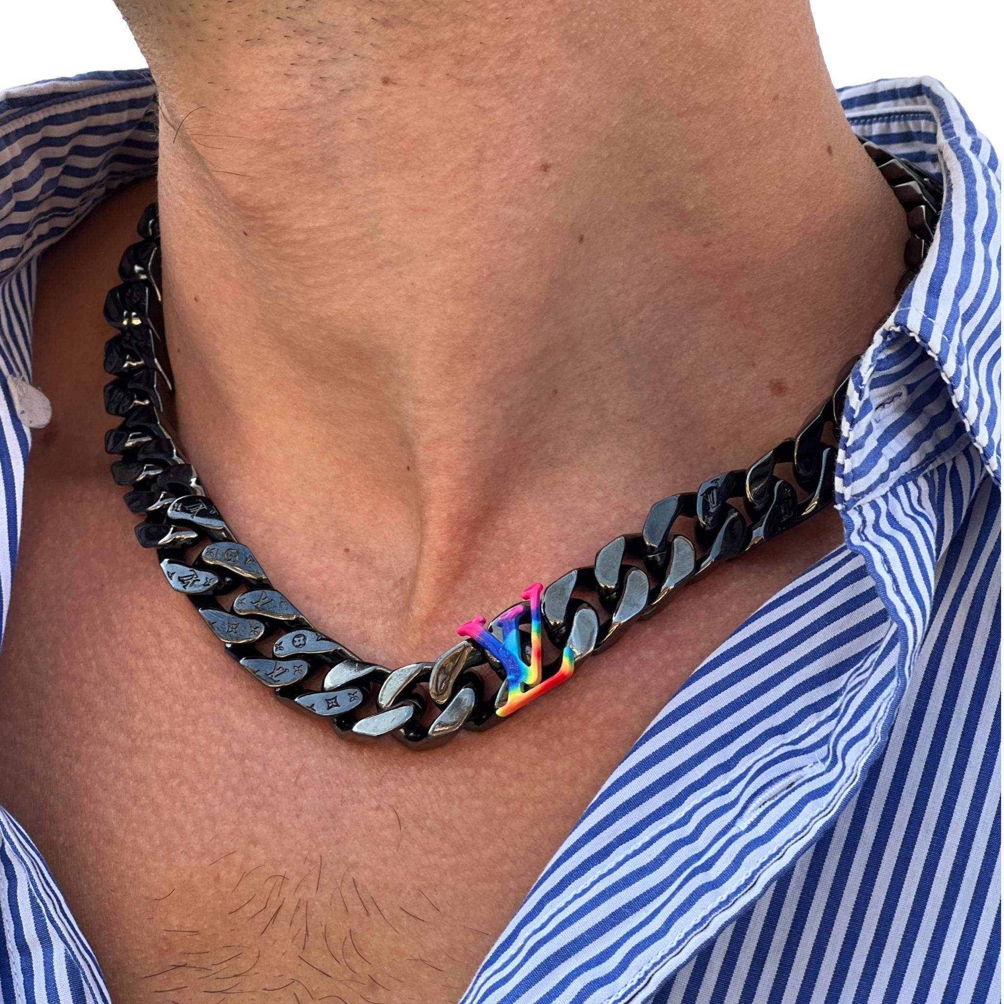 Articolo raro - Louis Vuitton 2054 LV Rainbow - Collana in rutenio in edizione limitata di Virgil Abloh

Collana nera a maglie larghe con smalto rivestito di rutenio della collezione Limited Edition 2054 di Virgil Abloh.


Inciso con logo e simboli