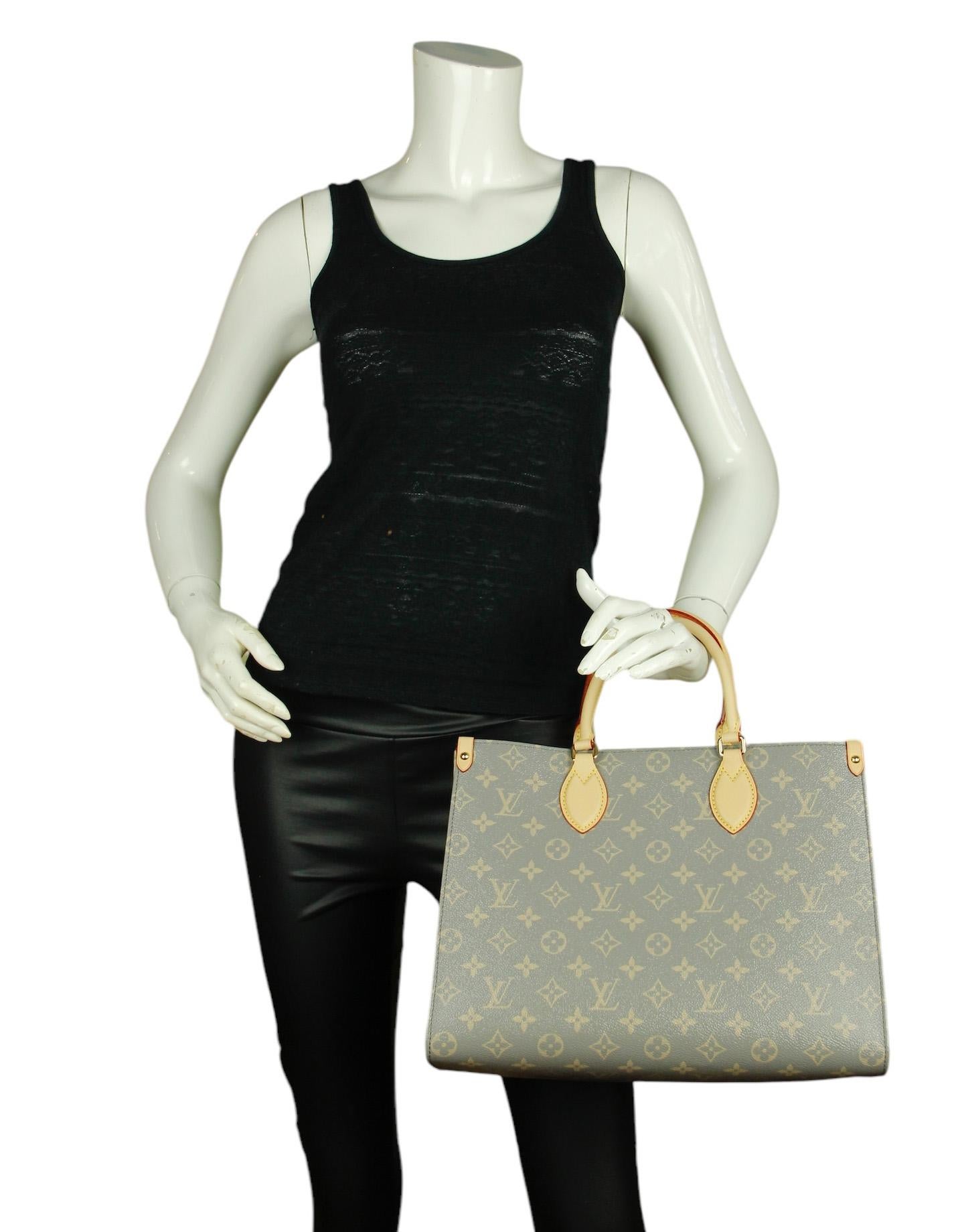Louis Vuitton Trianon Gray Monogram OnTheGo MM Tote Bag

Hergestellt in: Italien
Produktionsjahr: 2024
Farbe: Trianon Gray
Hardware: Goldtone
MATERIALIEN: Beschichtetes Segeltuch mit Lederbesatz
Innenfutter: Mikrofaser
Verschluss/Öffnung: Oben offen