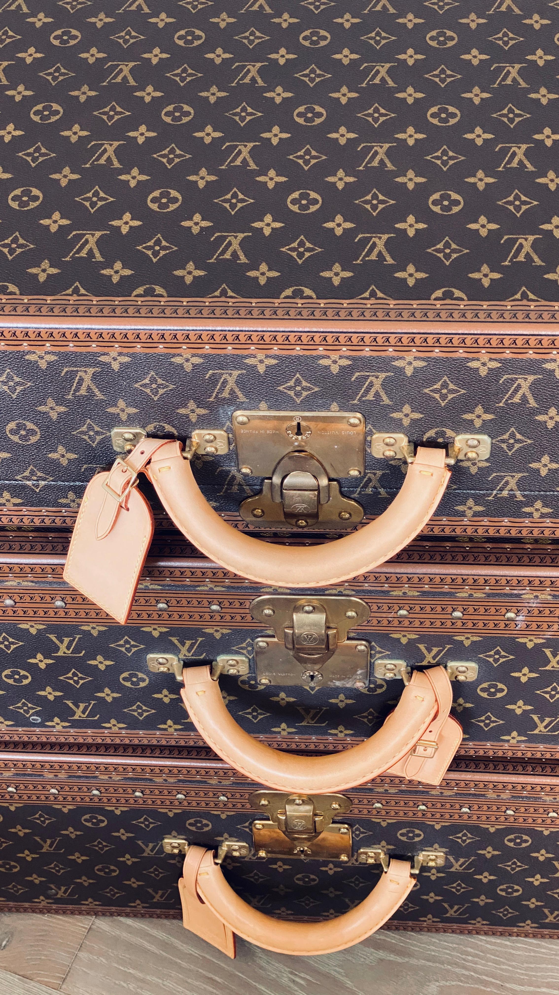 1960s-1970s Louis Vuitton 3- piece suitcase set

A graduated 3-piece set that is unused and has a hard side with original black canvas. All are marked with serial numbers. Tissue paper still in container. Includes bisten case.

Alzer 75 and 80