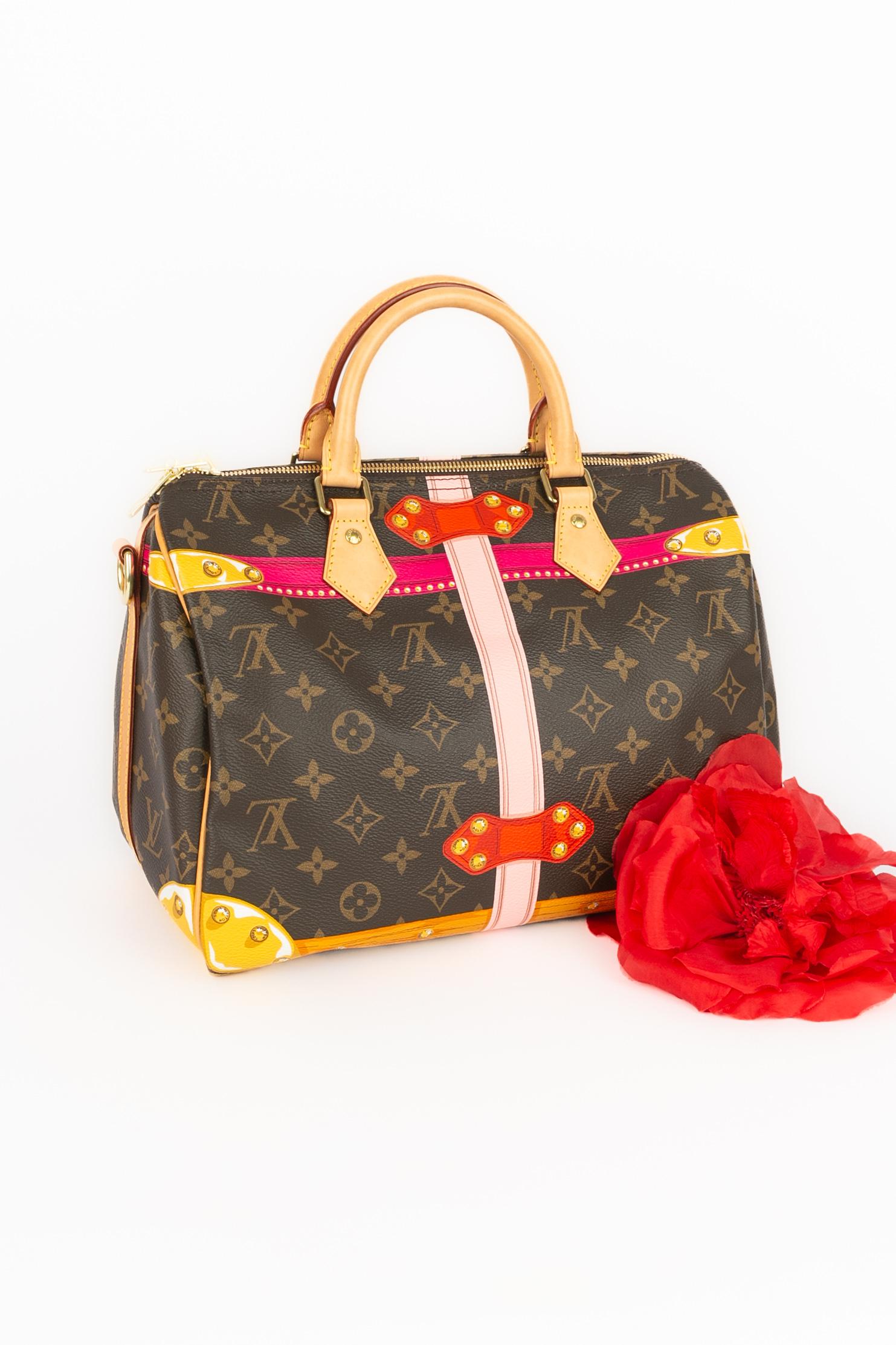 LOUIS VUITTON -'Trunk' monogram coated canvas 30 Speedy bag with natural leather, golden brass, a padlock, keys, and a removable adjustable strap. A 2018 Collection - limited edition.

Condition:
Very good condition

Dimensions:
Length: 30 cm -