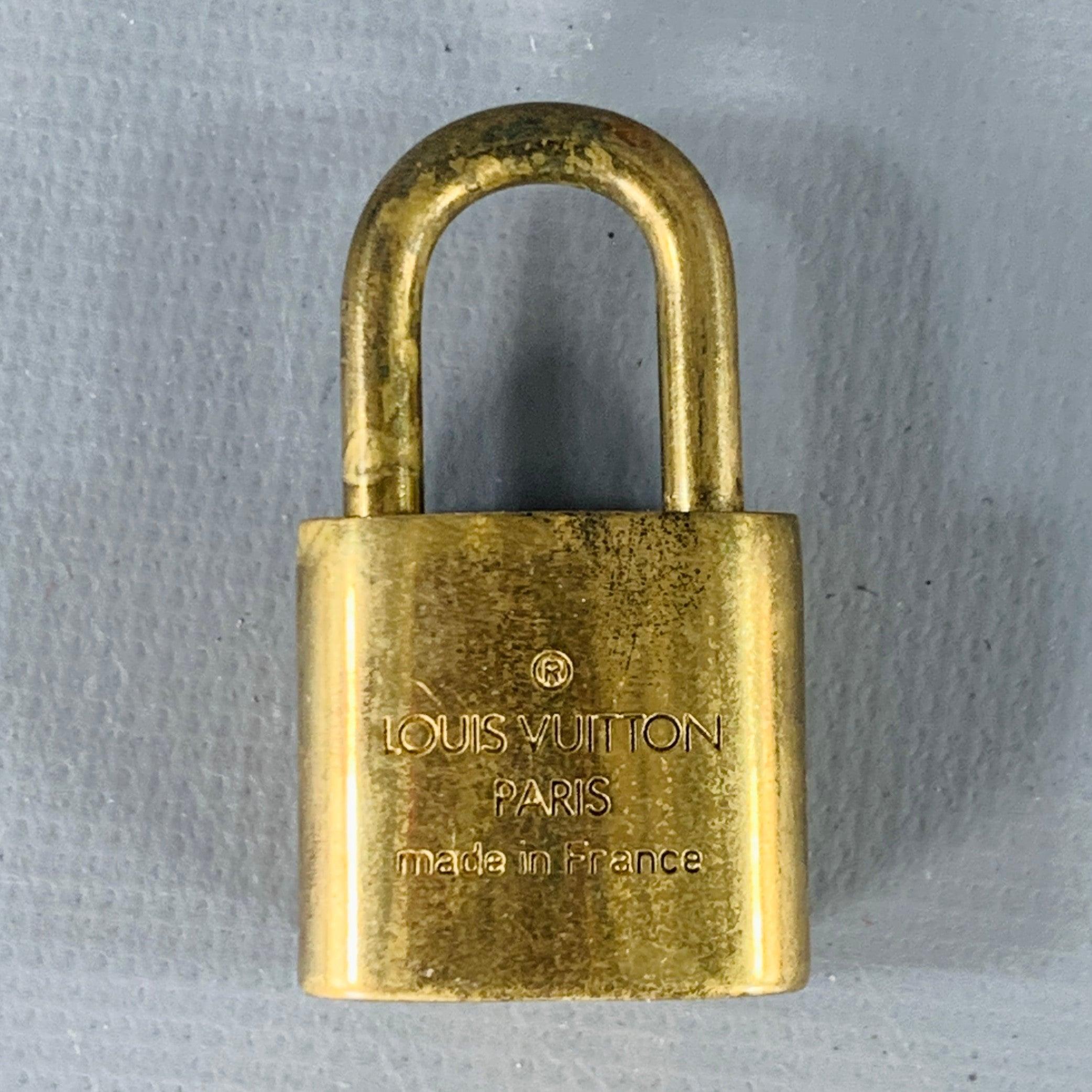 LOUIS VUITTON '300' Vorhängeschloss und Schlüssel aus goldfarbenem Metall mit eingraviertem Logo. Einschließlich eines funktionierenden Schlüssels Guter gebrauchter Zustand.
Wir haben mehrere Vorhängeschlösser mit Schlüsseln, in verschiedenen