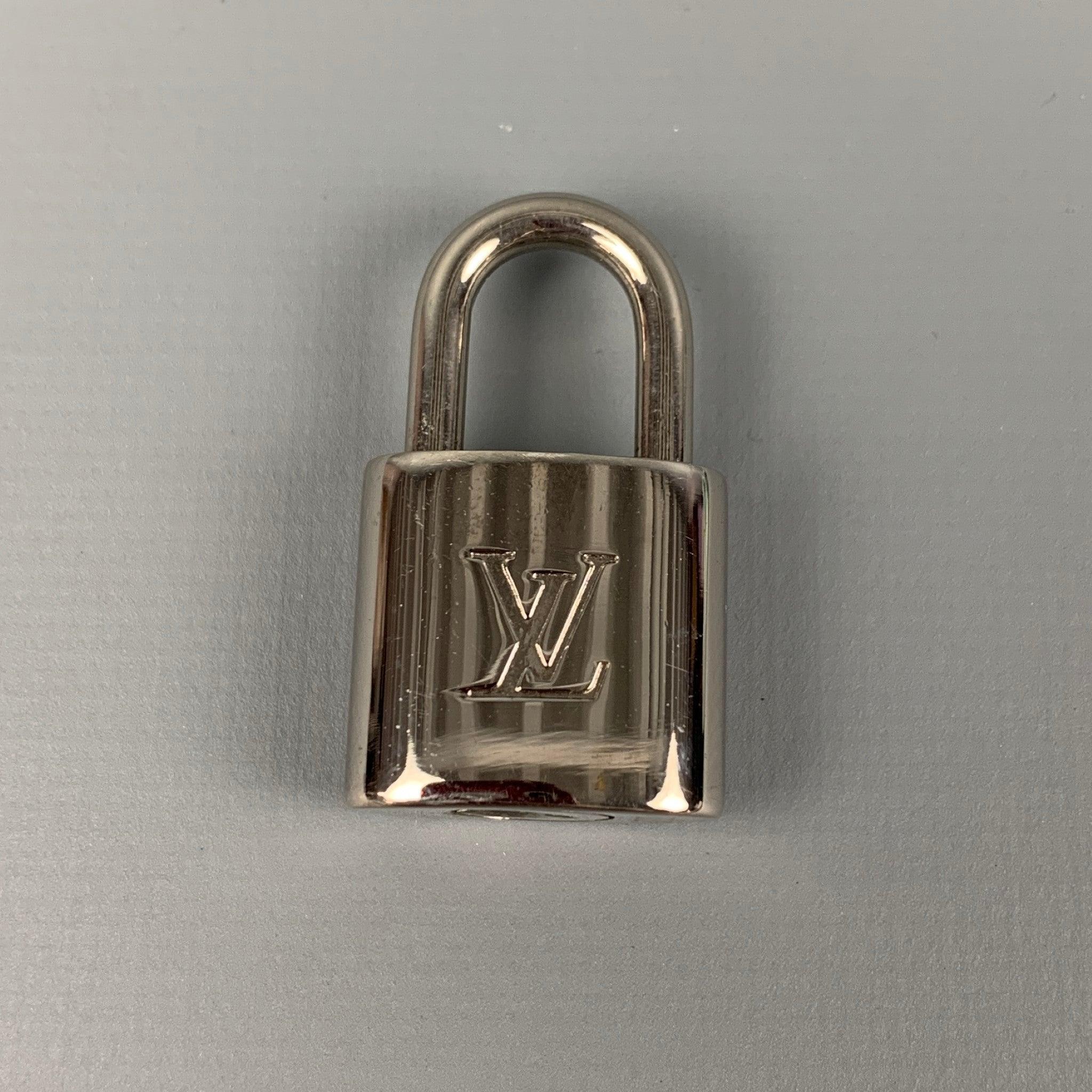 LOUIS VUITTON '303' Vorhängeschloss und Schlüssel aus silberfarbenem Metall mit eingraviertem Logo. Inklusive Box.
Sehr guter gebrauchter Zustand. 

Markiert:   303Maße:Länge: 0,75 Zoll Höhe: 1,5 Zoll 
  
  
 
Referenz: 118835
Kategorie: Taschen &