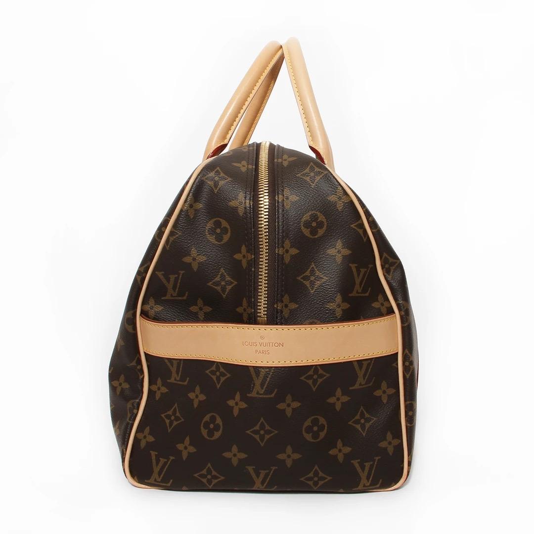 Louis Vuitton Monogram Carryall Weekender
Made in France 
Brown glazed canvas 
LV Monogram print 
Gold hardware zipper and lock 
Comes with two gold lock keys
Light tan leather top handles and straps along side of bag
Two open pockets on sides of