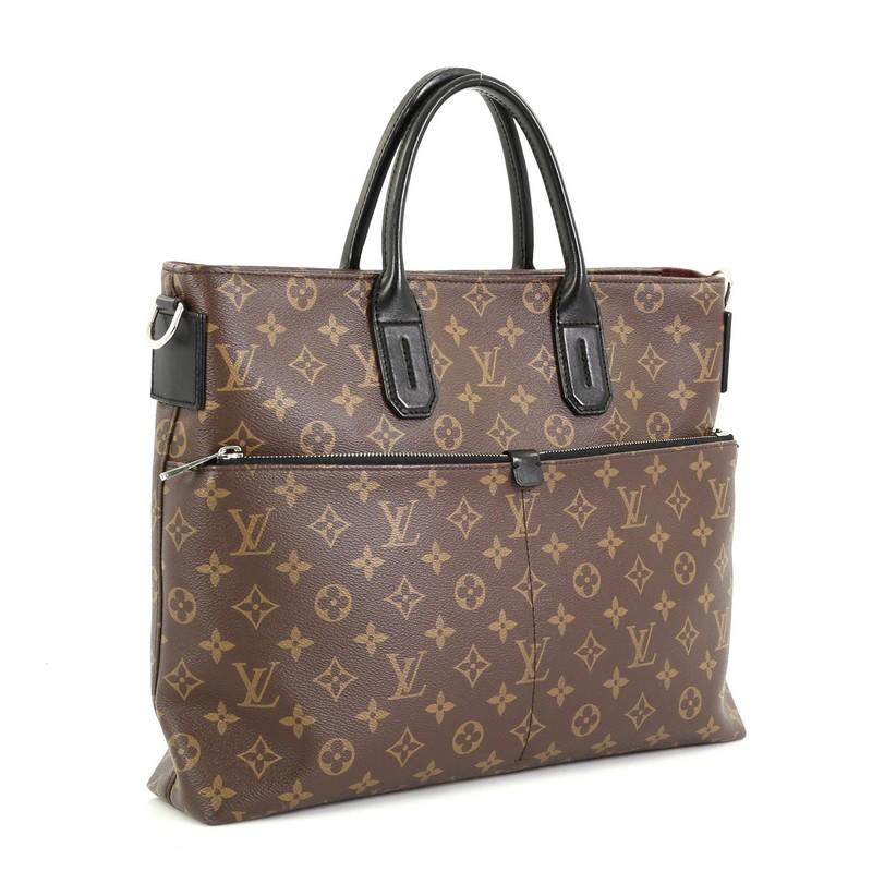This Louis Vuitton 7 Days A Week Handbag Macassar Monogram Canvas, crafted in brown macassar monogram coated canvas, features dual rolled leather handles, two exterior zip pockets and silver-tone hardware. Its zip closure opens to a purple fabric