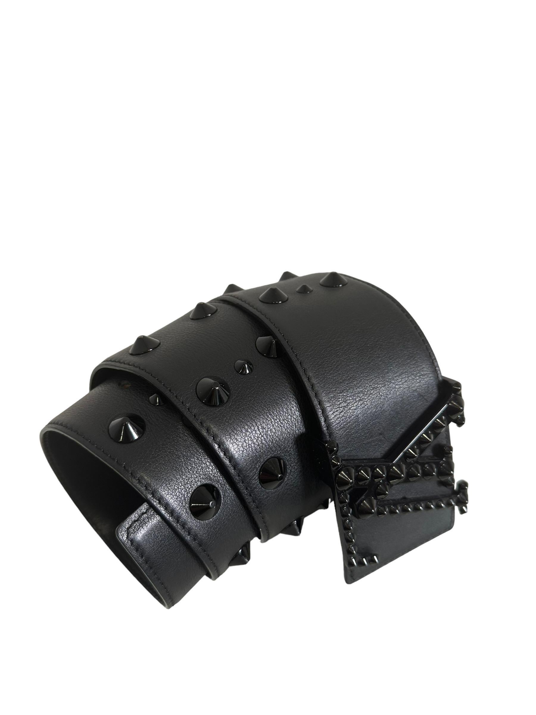 Louis Vuitton belt, made of leather with black hardware. Equipped with a large LV logo buckle. covered with studs. It measures 85cm in length and 6cm in height. Featuring additional studs that extend across the entire surface. It has no signs of