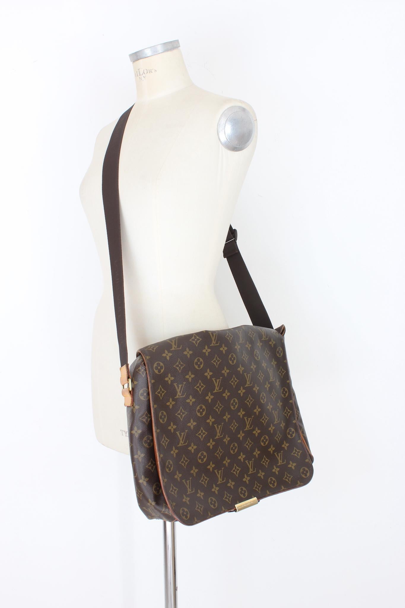 Louis Vuitton Abbesses messenger bag 2000s. Briefcase with adjustable shoulder strap, monogram pattern. Button closure, internal and external pockets for objects. Made in Spain. The general condition of the bag is excellent, with slight signs of