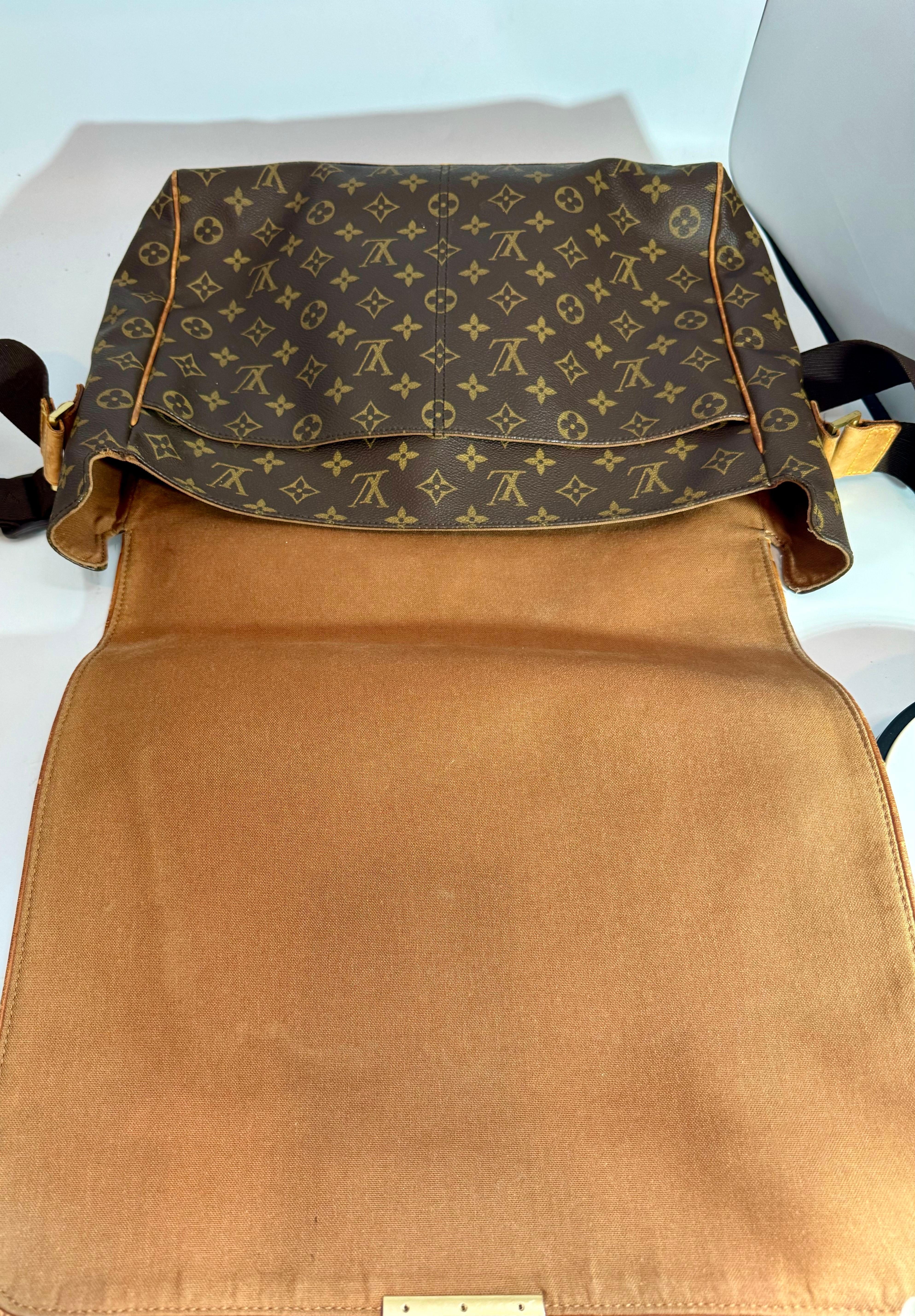  Louis Vuitton Abbesses Messenger Bag Monogram Canvas, Crossbody
Louis Vuitton Pre-Owned but in very good condition
Louis Vuitton Messenger Bag
Brown Coated Canvas
LV Monogram
Brass Hardware
Leather Trim
Stains on leather trim ... please look at the