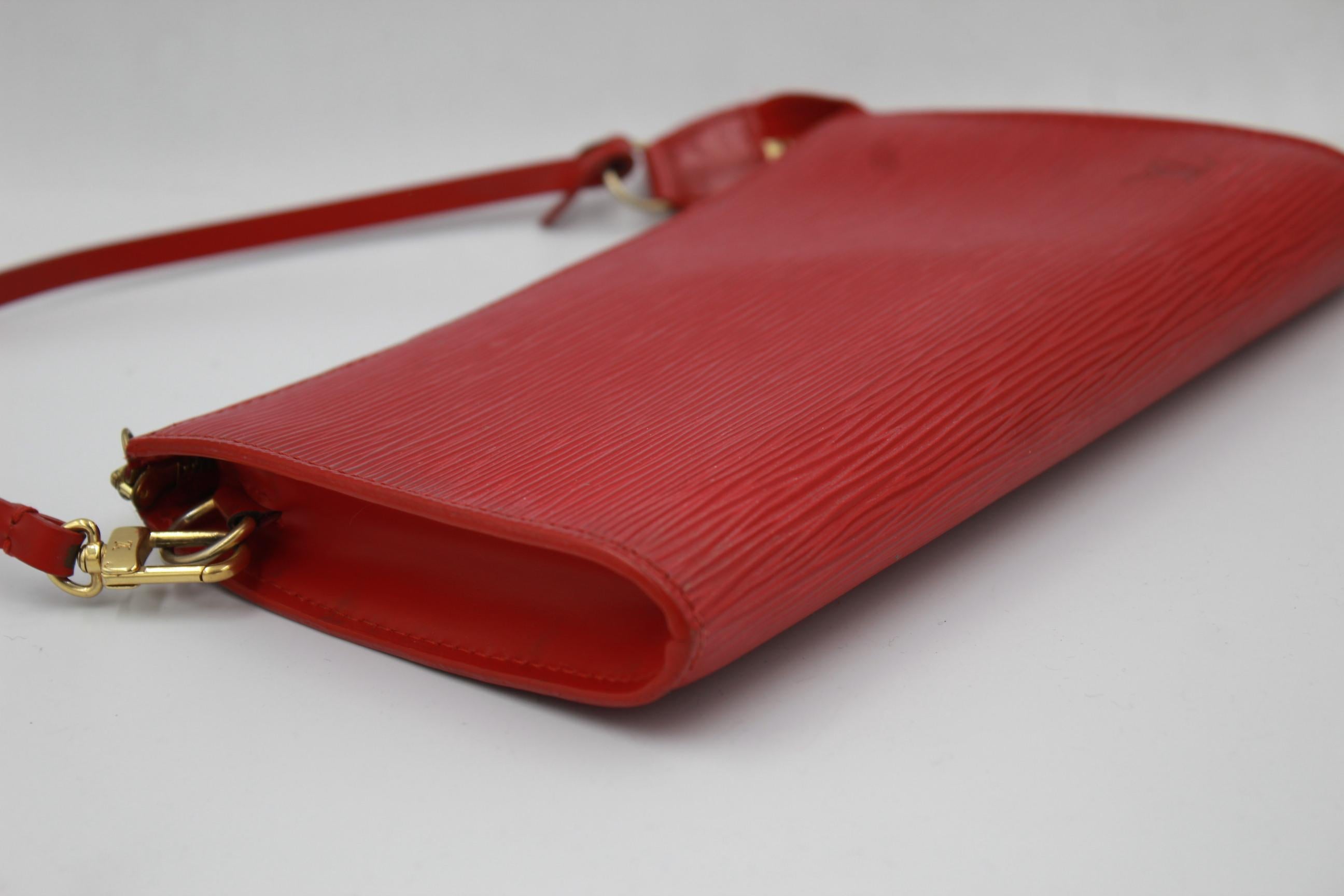 Louis Vuitton Accessoire Clutch in red épi leather
good condition

22cm x 12cm x 3cm