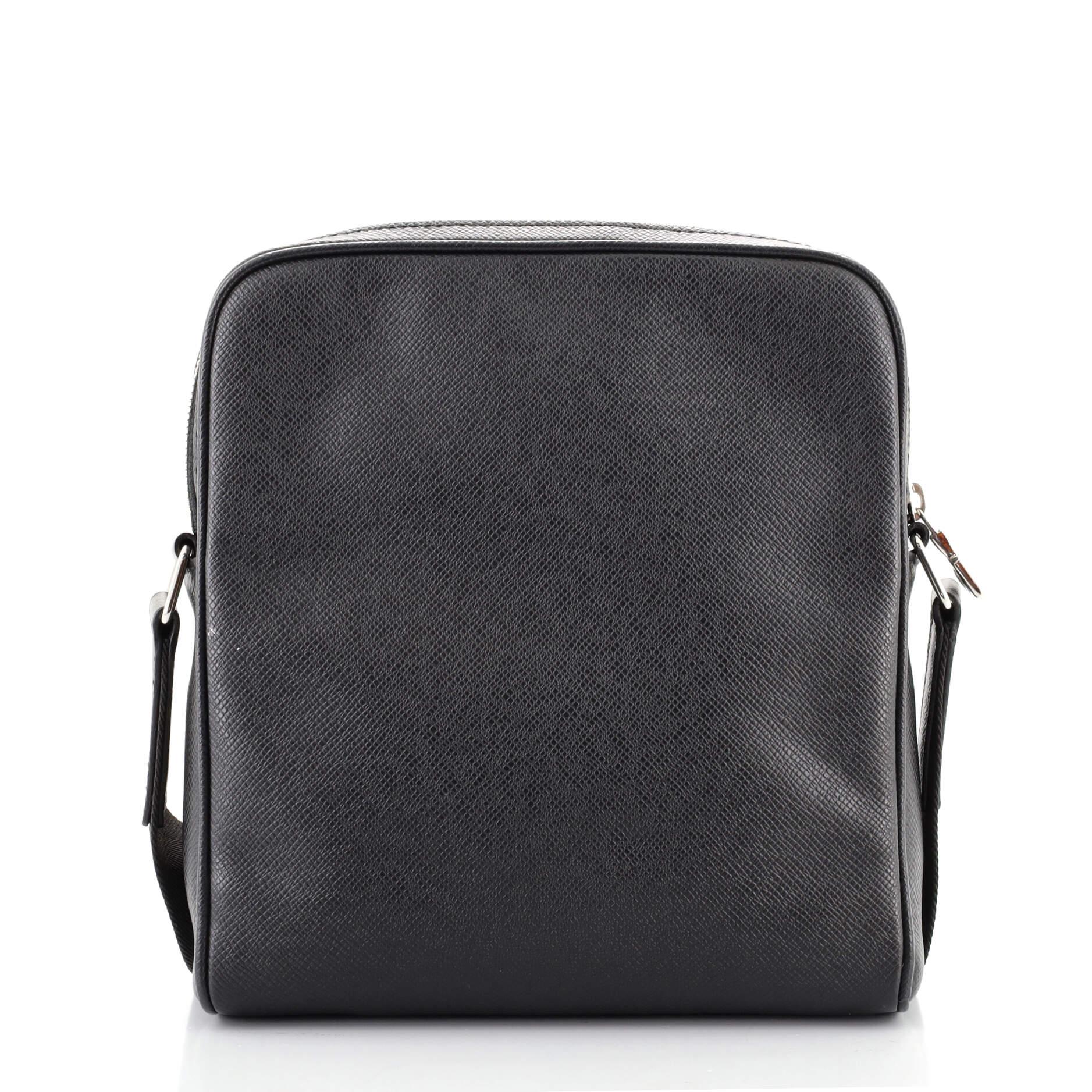 Alex Messenger Bag Taiga aus Leder BB von Louis Vuitton im Zustand „Gut“ in NY, NY