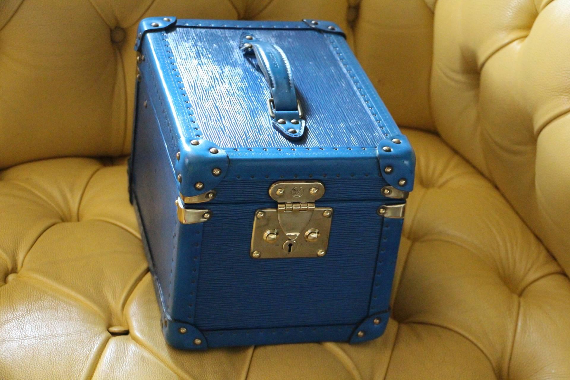 Very rare Louis Vuitton all épi blue leather train case. It features solid brass lock and blue leather top handle.

Its interior is grey alcantara and is fitted with blue leather strap. Fresh and clean interior.
 It still has got its original