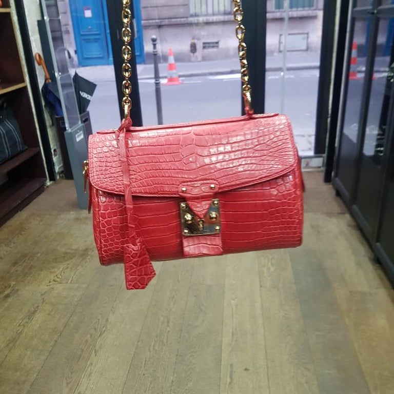 LOUIS VUITTON Alligator Mat Red Bag In Excellent Condition For Sale In Paris, FR