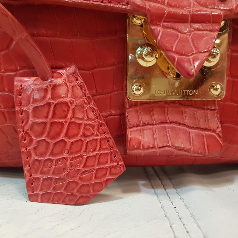 LOUIS VUITTON Alligator Mat Red Bag In Excellent Condition For Sale In Paris, FR