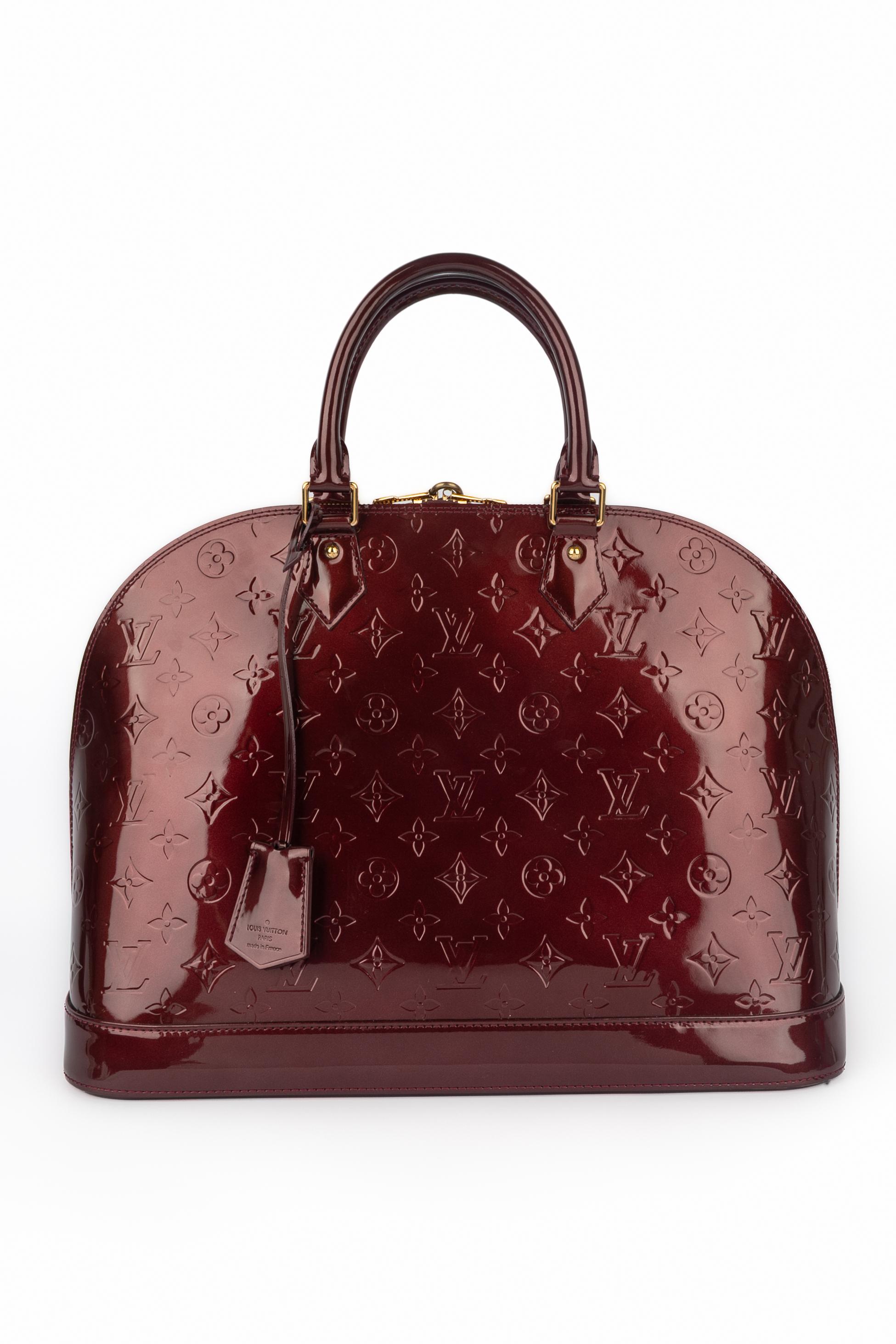 LOUIS VUITTON - (Made in France) Amaranthine monogram patent leather 'Alma' bag. Large design. Zipper fastening with two sliders. Double handle. A 2010 Collection.

Condition:
Very good condition

Dimensions:
Height: 29 cm - Width: 41 cm - Depth: 18