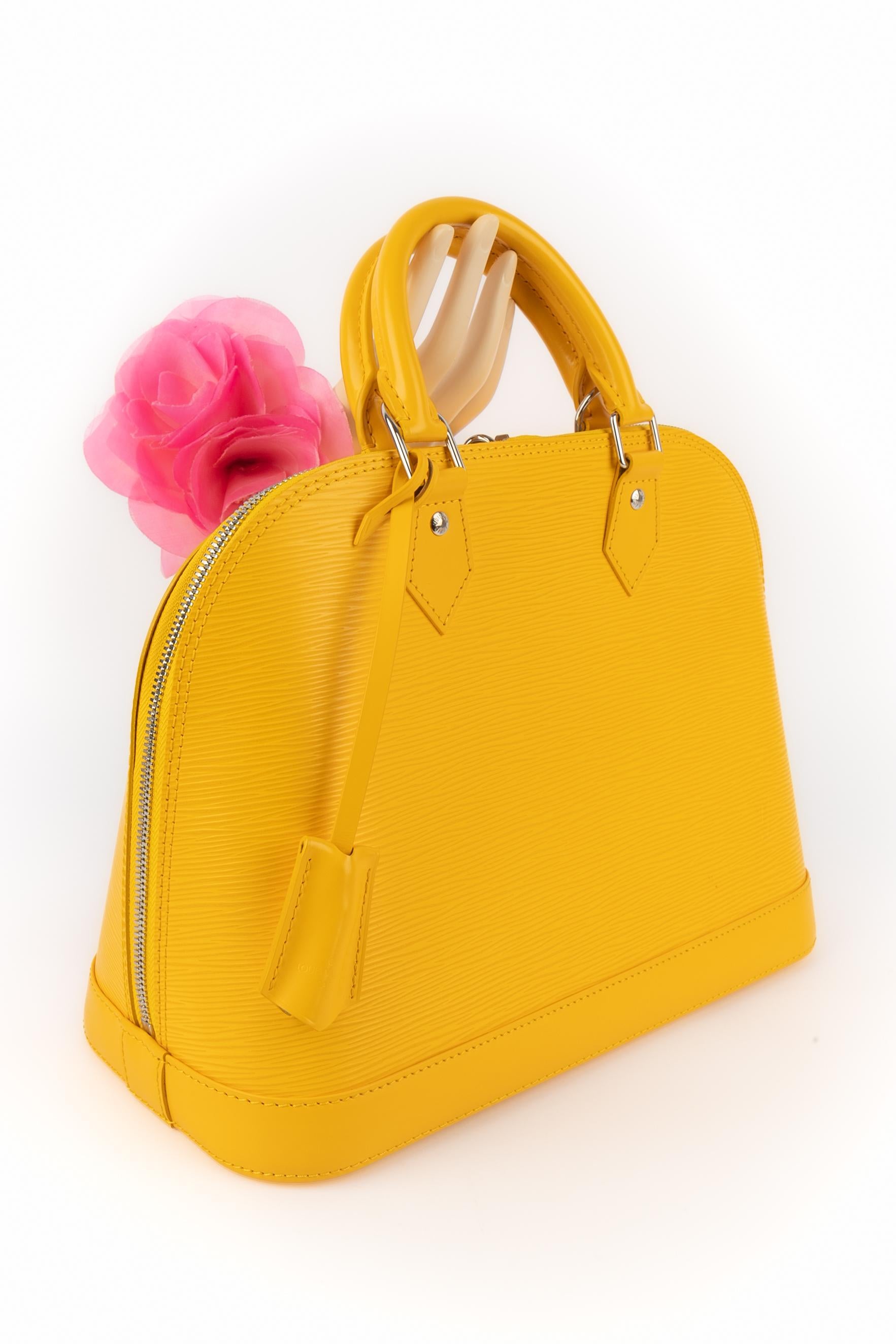 LOUIS VUITTON - (Fabriqué en France) Sac Alma en cuir d'épi de mimosa. Fermeture à glissière avec deux curseurs, une double poignée et des clés sous une minuscule cloche.A Collectional 2011.

Condit :
Très bon état.

Dimensions :
Hauteur : 25 cm -