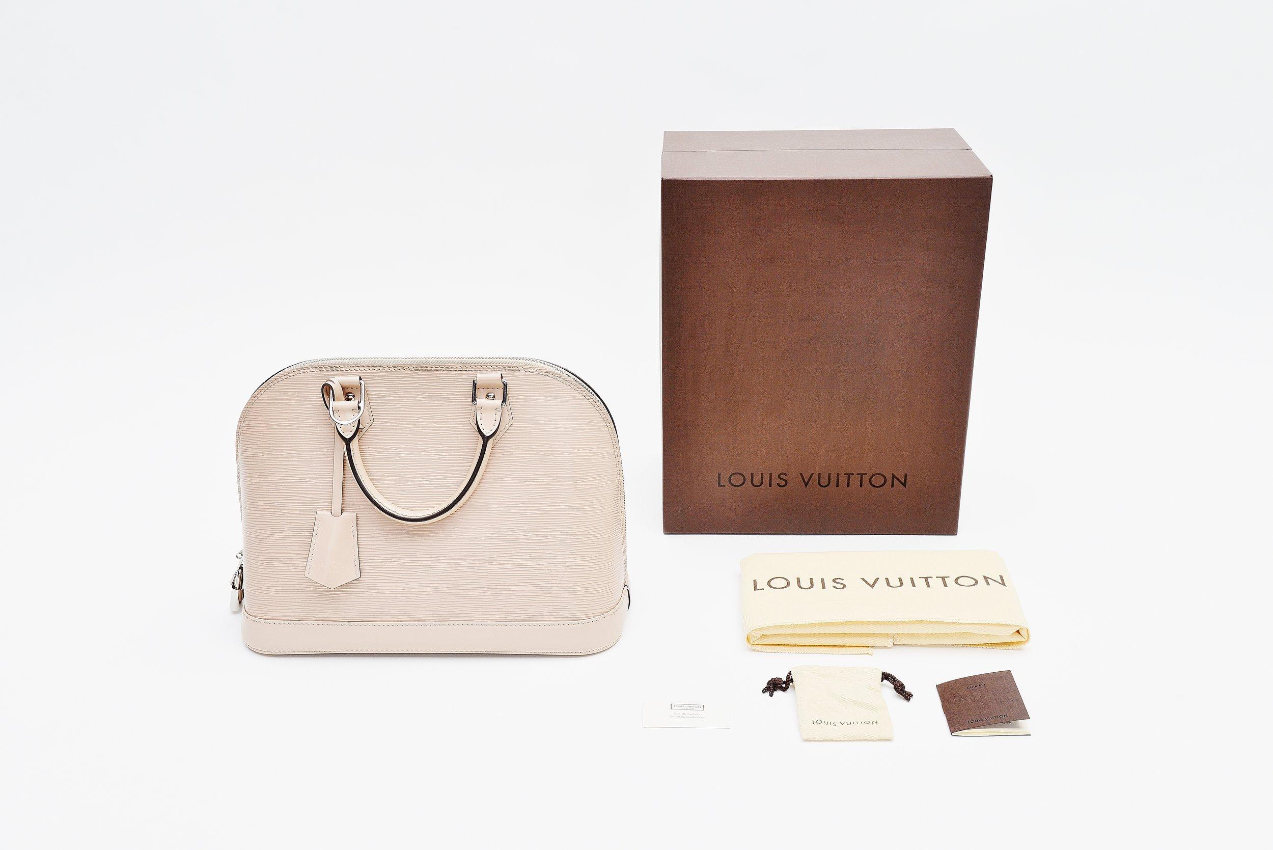 From the collection of Savineti we offer this Louis Vuitton Alma bag:
-	Brand: Louis Vuitton
-	Model: Alma
-	Year: 2014
-	Code: FL3194
-	Condition: very good
-	Materials: epi leather, silver-toned hardware 
-	Extras: Full-Set (box, dustbag, keys