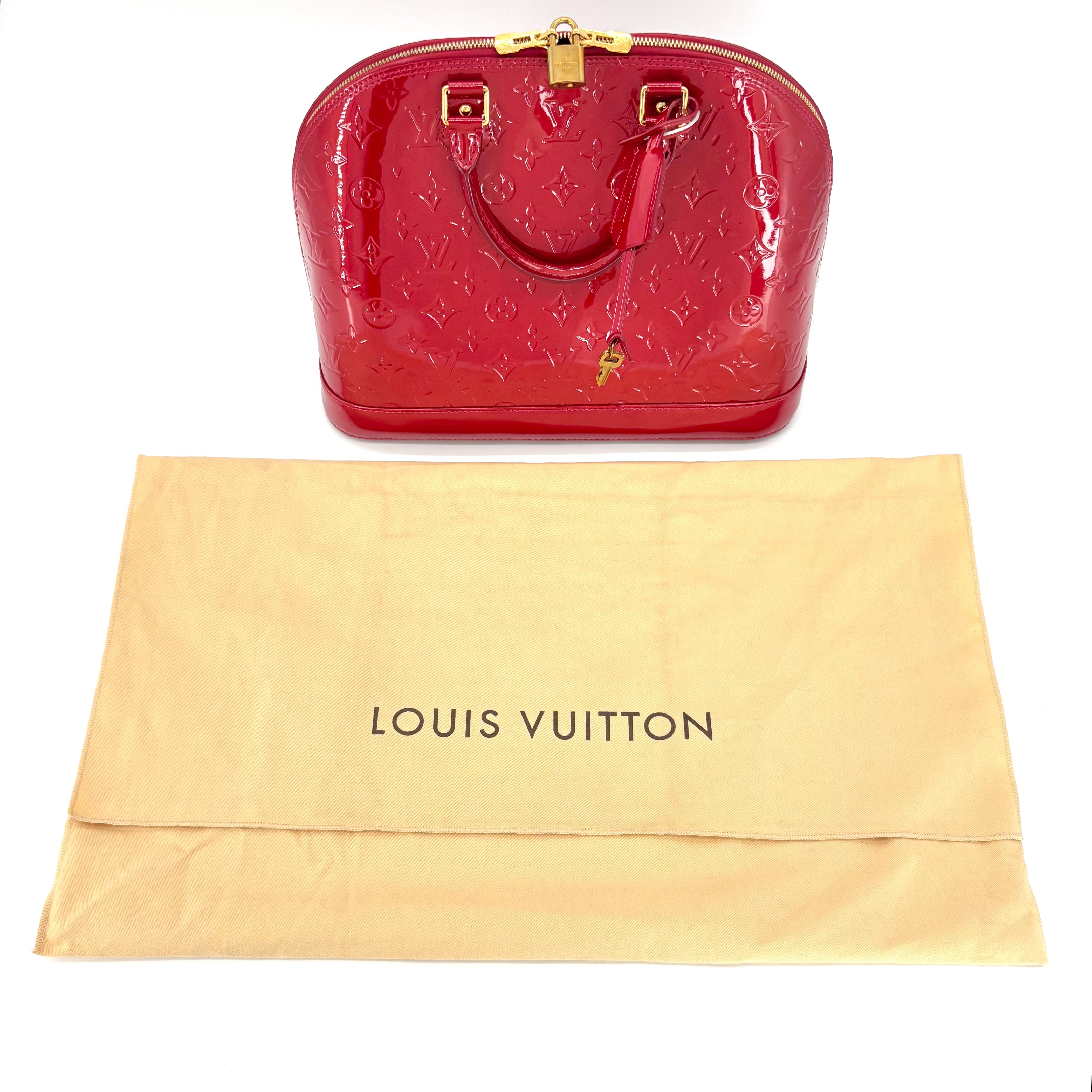 Louis Vuitton Rose Indien GM Alma Dome 
Avec sac à poussière
Couleur rouge
Taille approximative 14x11x7
Extérieur en cuir verni 
Doublure en tissu
Double pochette
fermeture éclair
Quincaillerie dorée
Comprend la serrure, la clé et le