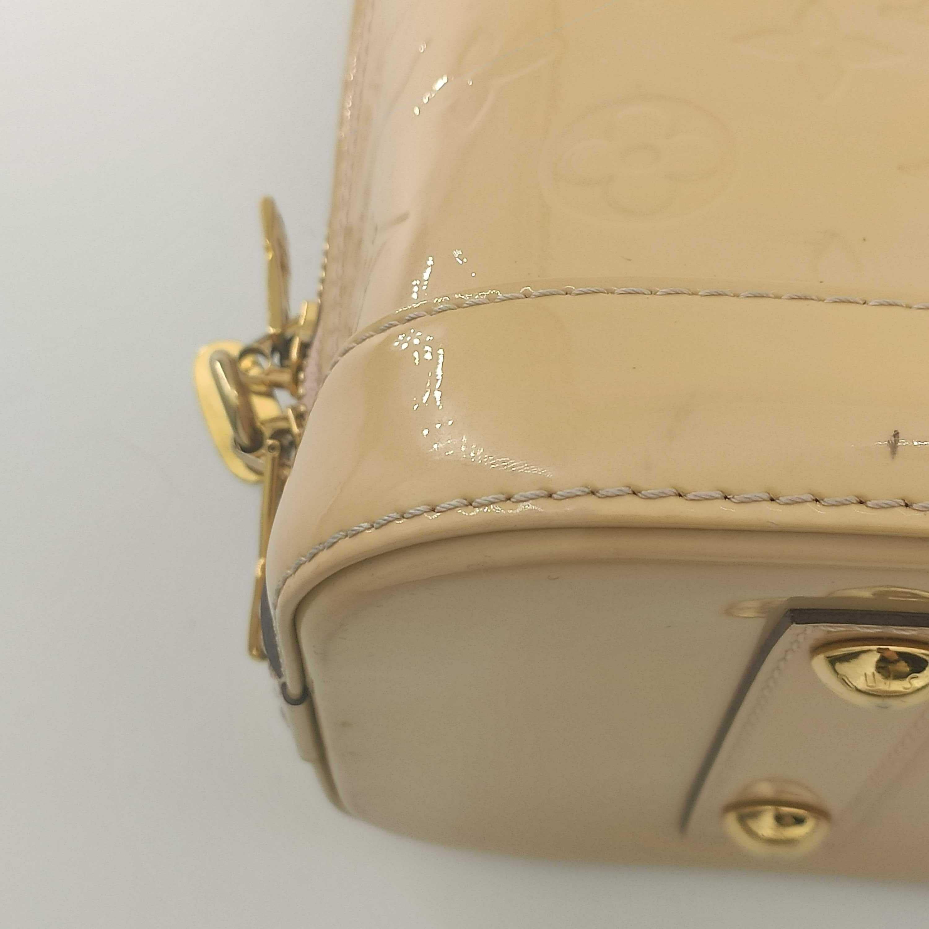 LOUIS VUITTON Alma Handbag in Beige Leather 7