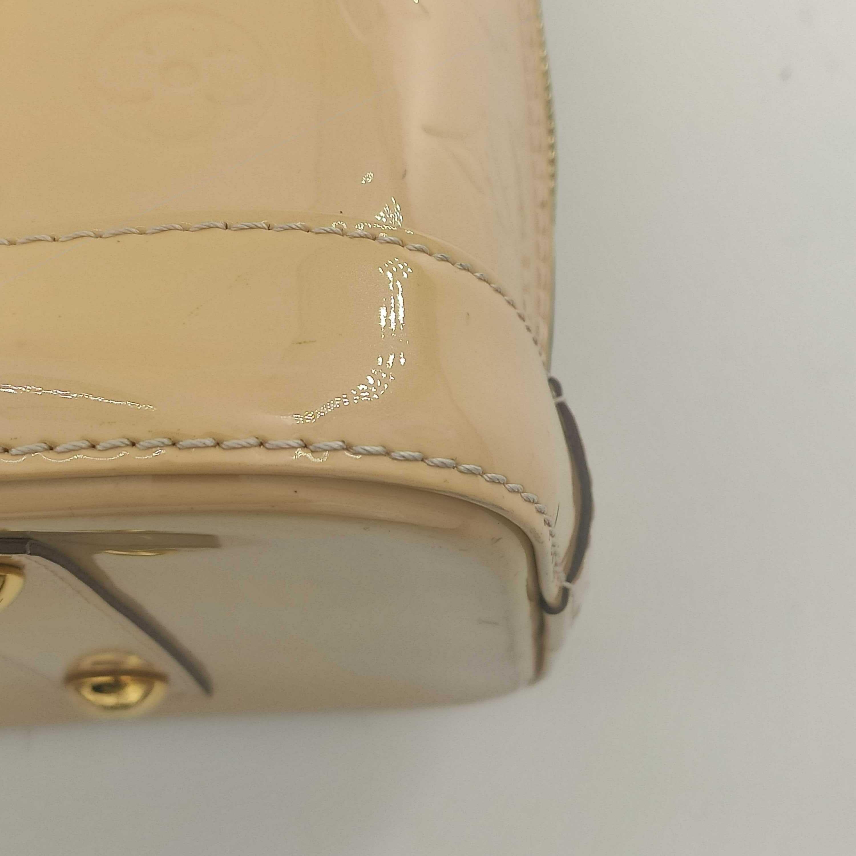 LOUIS VUITTON Alma Handbag in Beige Leather 8