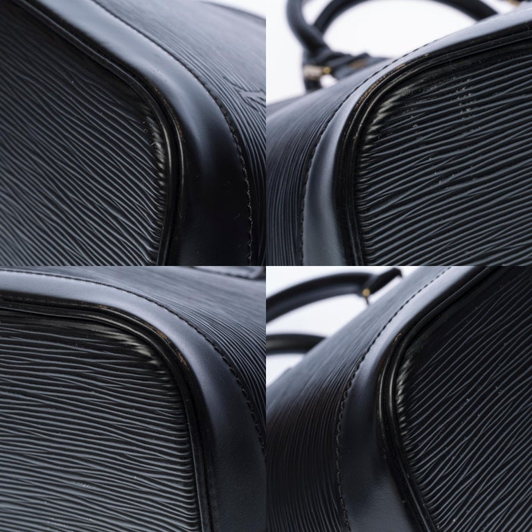 Louis Vuitton Alma handbag in black épi leather, Gold hardware For Sale 5