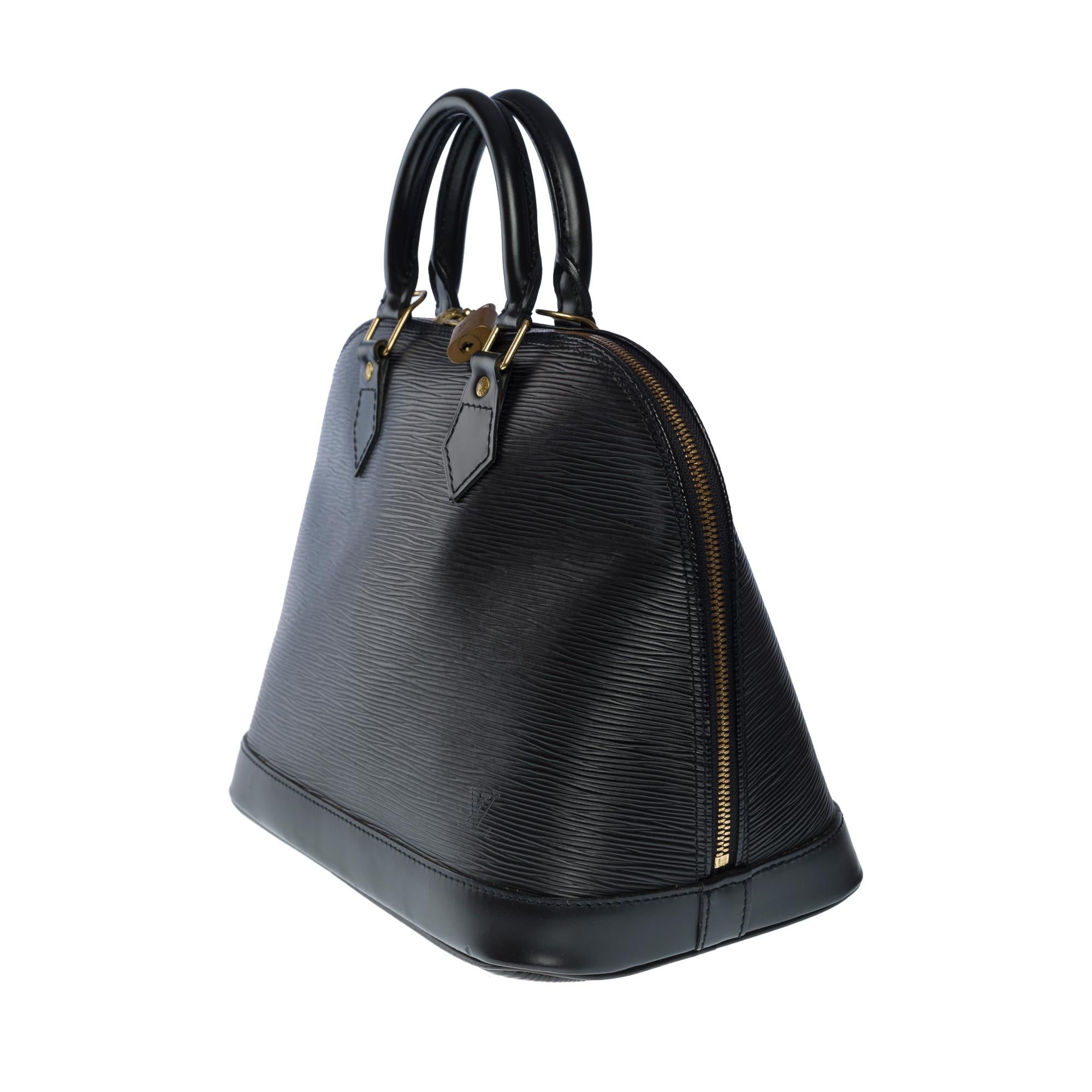 Louis Vuitton Alma handbag in black épi leather with gold hardware In Good Condition In Paris, IDF