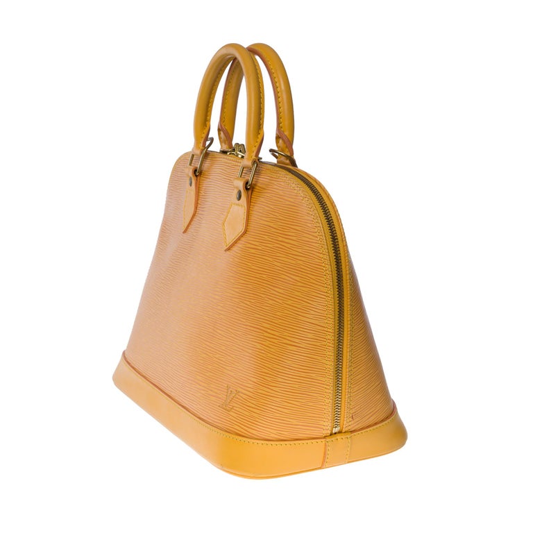 Women's Louis Vuitton Alma handbag in Yellow epi leather with gold hardware For Sale