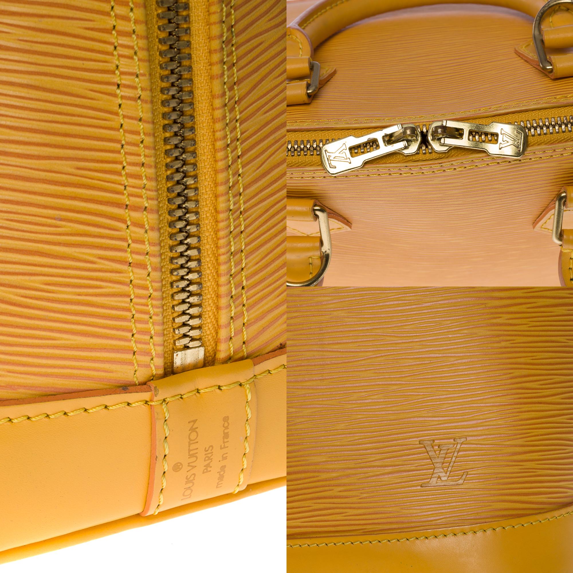 Sac à main Louis Vuitton Alma en cuir épi jaune avec détails dorés en vente 1