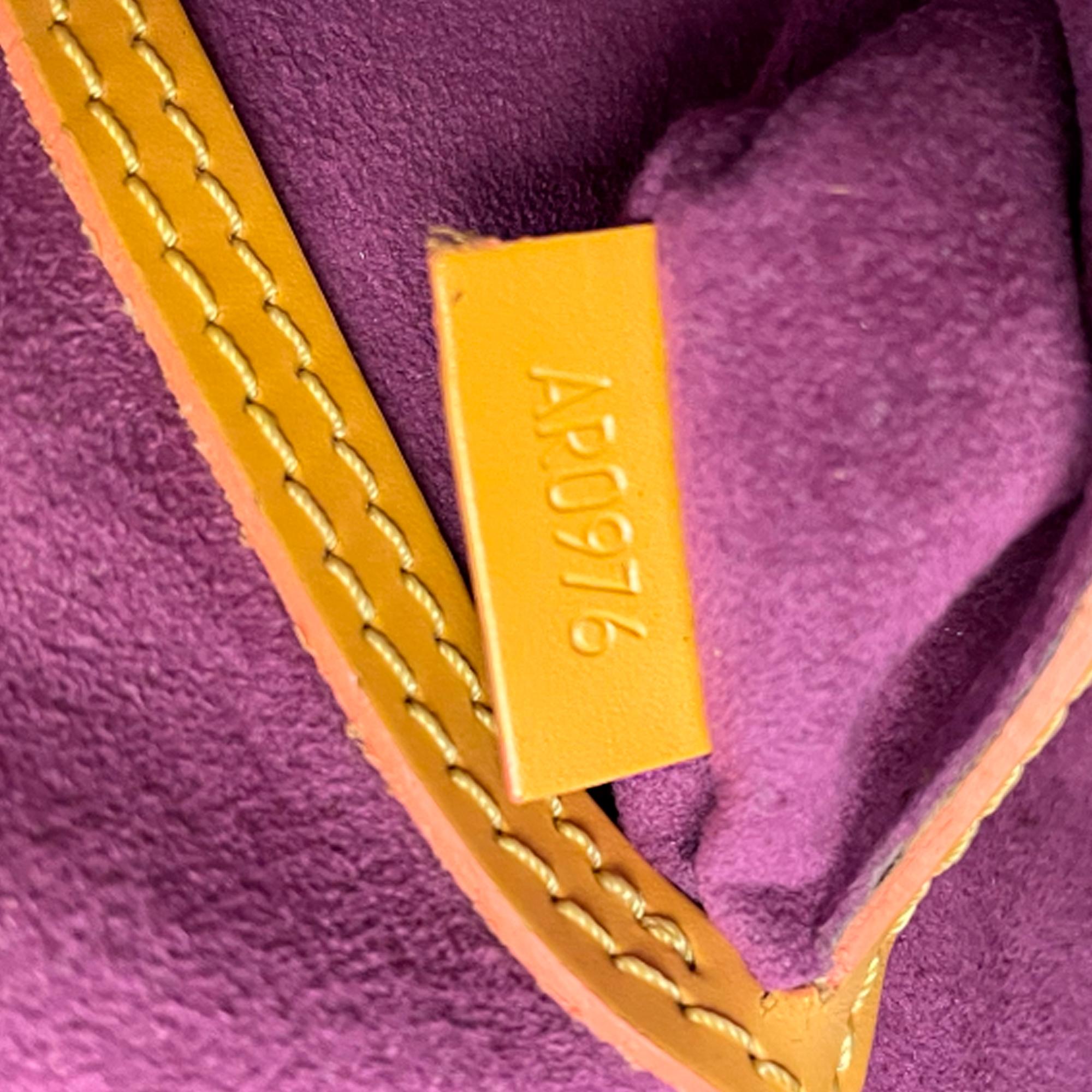 Sac à main Louis Vuitton Alma en cuir épi jaune avec détails dorés en vente 2